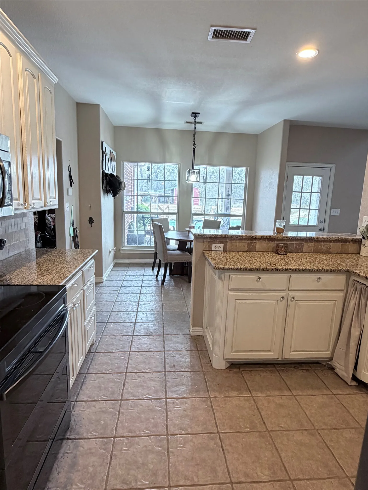Single Family Residence For Sale in Parker County , 103 Tusk Court, Weatherford, Texas 76085, 4 Bedroom, 3 Bathroom, 4 Garage spaces, 2,380 Sqft, built in 2001, mls#21399811, Real Estate Agent in Weatherford, Homes For Sale in Parker county, Homes For Sale in Weatherford, Realtor in Weatherford Texas, Real Estate Brokerage Independent Realty Texas, Luminita Cordes Realtor