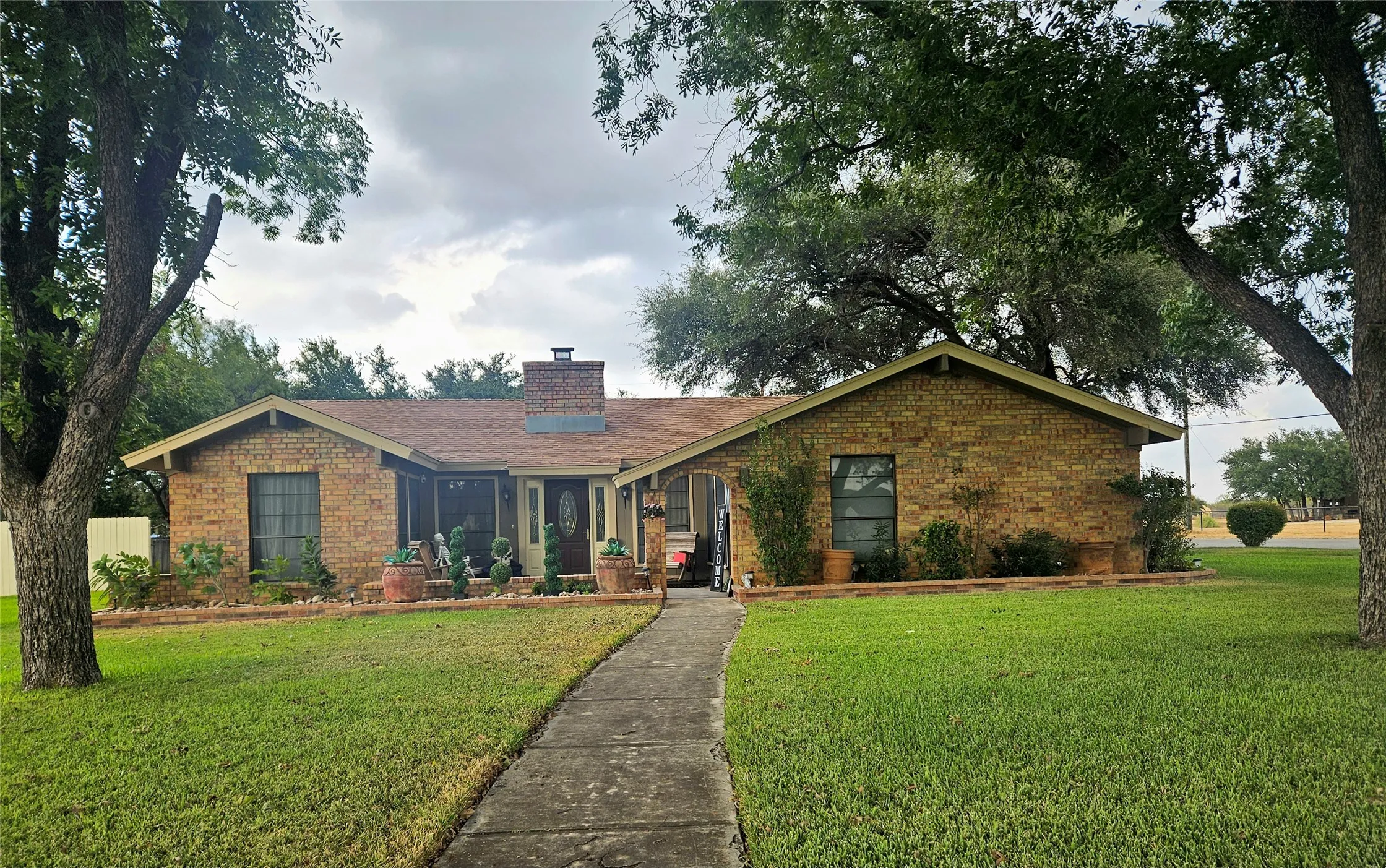 Single Family Residence For Sale in Brown County , 1 Dixie Court, Brownwood, Texas 76801, 4 Bedroom, 2 Bathroom, Garage spaces, 2,401 Sqft, built in 1977, mls#21402197, Real Estate Agent in Brownwood, Homes For Sale in Brown county, Homes For Sale in Brownwood, Realtor in Brownwood Texas, Real Estate Brokerage Independent Realty Texas, Luminita Cordes Realtor