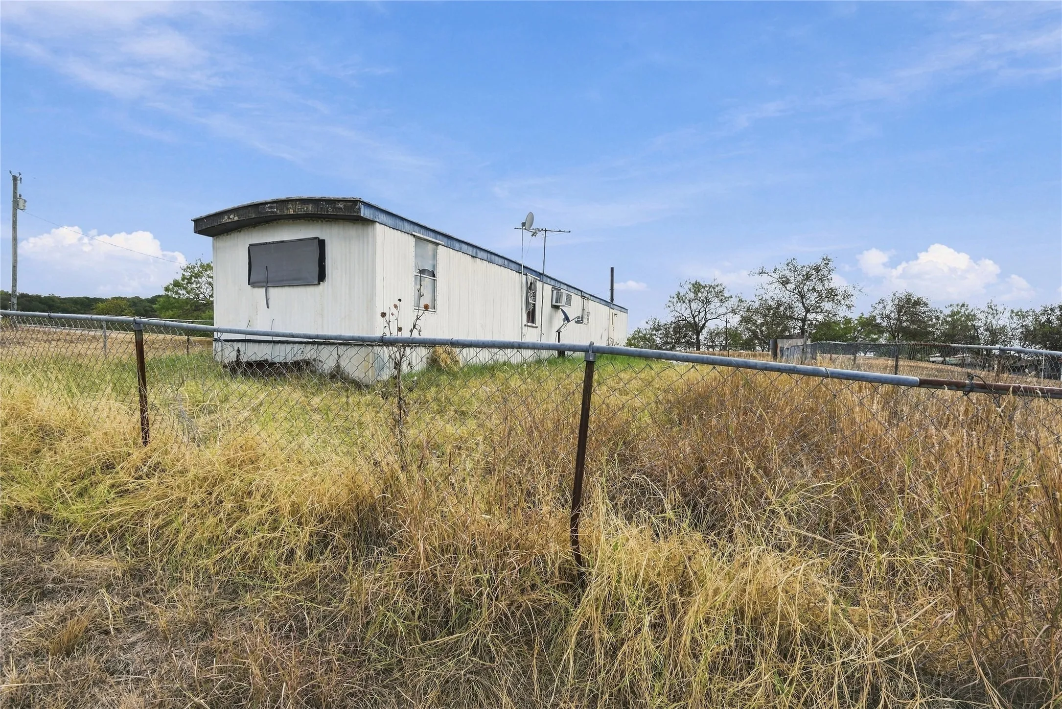 Mobile Home For Sale in Ellis County , 252 Mesa Road, Waxahachie, Texas 75167, 3 Bedroom, 1 Bathroom, Garage spaces, 924 Sqft, built in 1978, mls#21400822, Real Estate Agent in Waxahachie, Homes For Sale in Ellis county, Homes For Sale in Waxahachie, Realtor in Waxahachie Texas, Real Estate Brokerage Independent Realty Texas, Luminita Cordes Realtor