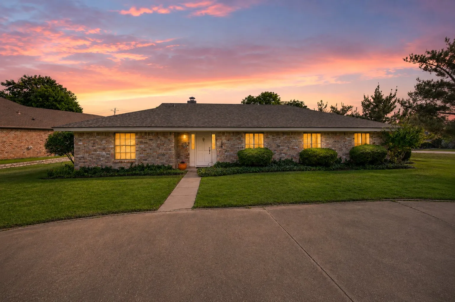 Single Family Residence For Sale in Hood County , 5132 Fairway Circle, De Cordova, Texas 76049, 3 Bedroom, 3 Bathroom, 3 Garage spaces, 2,190 Sqft, built in 1974, mls#21401170, Real Estate Agent in De Cordova, Homes For Sale in Hood county, Homes For Sale in De Cordova, Realtor in De Cordova Texas, Real Estate Brokerage Independent Realty Texas, Luminita Cordes Realtor