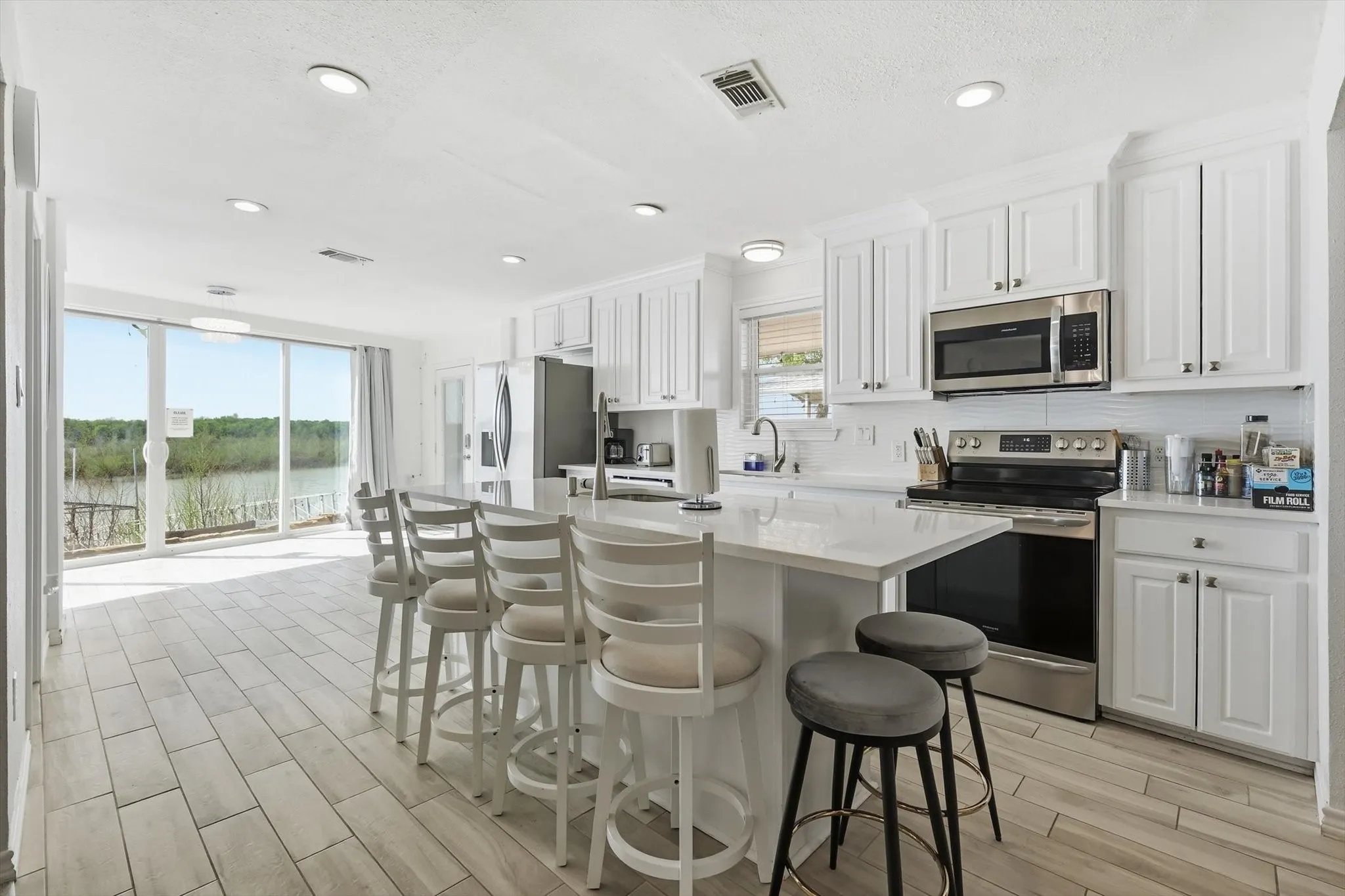 Single Family Residence For Sale in Wise County , 732 Blue Fathom Drive, Runaway Bay, Texas 76426, 3 Bedroom, 3 Bathroom, Garage spaces, 2,064 Sqft, built in 1990, mls#21402686, Real Estate Agent in Runaway Bay, Homes For Sale in Wise county, Homes For Sale in Runaway Bay, Realtor in Runaway Bay Texas, Real Estate Brokerage Independent Realty Texas, Luminita Cordes Realtor