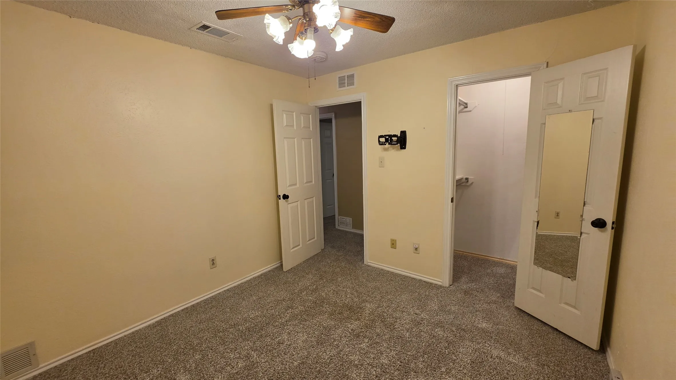 Single Family Residence For Rent in Dallas County , 1821 Trowbridge Street, Garland, Texas 75044, 3 Bedroom, 2 Bathroom, 2 Garage spaces, 1,854 Sqft, built in 1978, mls#21402678, Real Estate Agent in Garland, Homes For Rent in Dallas county, Homes For Rent in Garland, Realtor in Garland Texas, Real Estate Brokerage Independent Realty Texas, Luminita Cordes Realtor