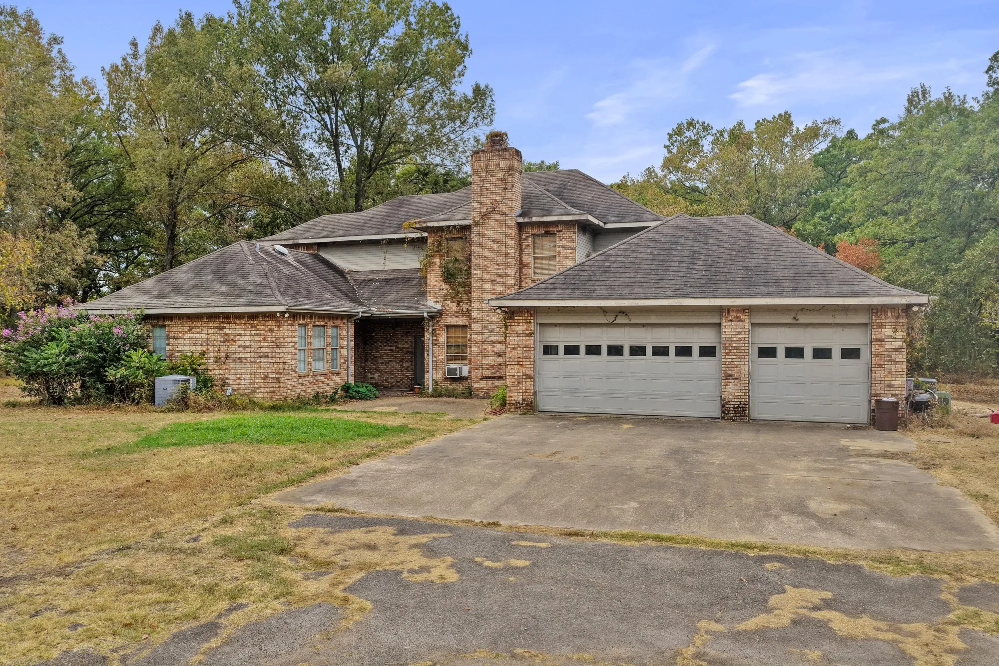 Single Family Residence For Sale in Titus County , 205 County Road 1485, Mt Pleasant, Texas 75455, 5 Bedroom, 3 Bathroom, 2 Garage spaces, 3,930 Sqft, built in 1994, mls#21402269, Real Estate Agent in Mt Pleasant, Homes For Sale in Titus county, Homes For Sale in Mt Pleasant, Realtor in Mt Pleasant Texas, Real Estate Brokerage Independent Realty Texas, Luminita Cordes Realtor