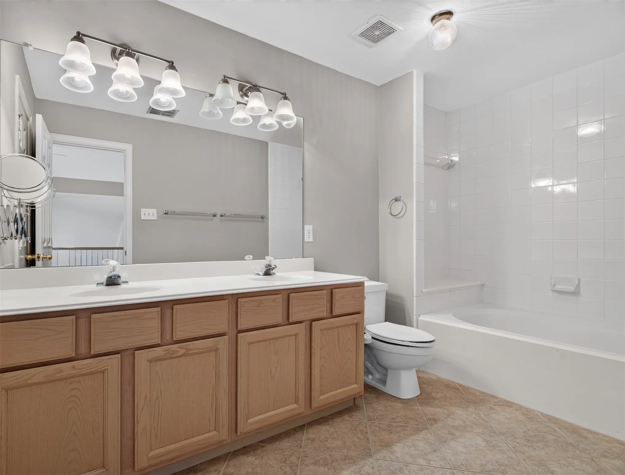 Single Family Residence For Rent in Dallas County , 120 Stonecreek Drive, Irving, Texas 75063, 3 Bedroom, 3 Bathroom, 2 Garage spaces, 2,324 Sqft, built in 1995, mls#21397347, Real Estate Agent in Irving, Homes For Rent in Dallas county, Homes For Rent in Irving, Realtor in Irving Texas, Real Estate Brokerage Independent Realty Texas, Luminita Cordes Realtor