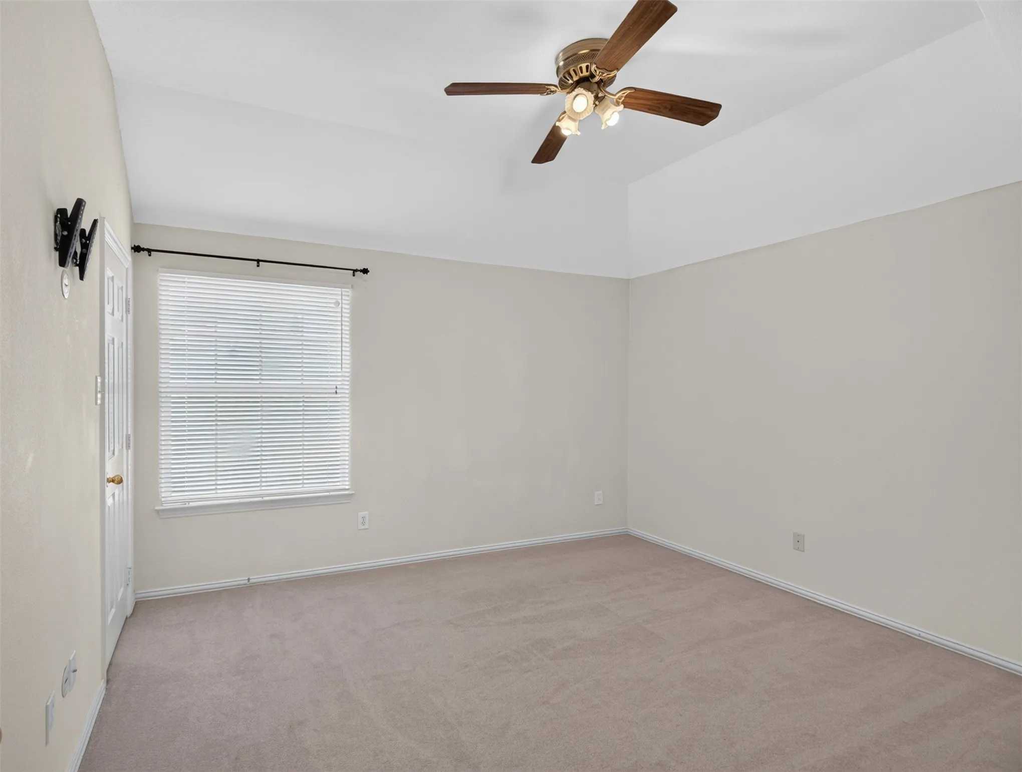 Single Family Residence For Rent in Dallas County , 120 Stonecreek Drive, Irving, Texas 75063, 3 Bedroom, 3 Bathroom, 2 Garage spaces, 2,324 Sqft, built in 1995, mls#21397347, Real Estate Agent in Irving, Homes For Rent in Dallas county, Homes For Rent in Irving, Realtor in Irving Texas, Real Estate Brokerage Independent Realty Texas, Luminita Cordes Realtor