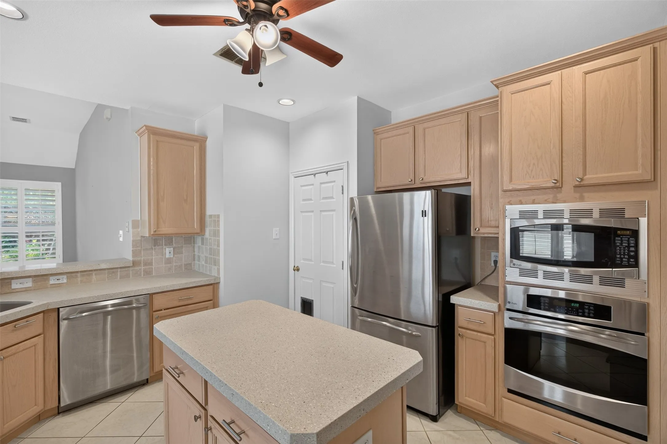 Single Family Residence For Rent in Dallas County , 120 Stonecreek Drive, Irving, Texas 75063, 3 Bedroom, 3 Bathroom, 2 Garage spaces, 2,324 Sqft, built in 1995, mls#21397347, Real Estate Agent in Irving, Homes For Rent in Dallas county, Homes For Rent in Irving, Realtor in Irving Texas, Real Estate Brokerage Independent Realty Texas, Luminita Cordes Realtor