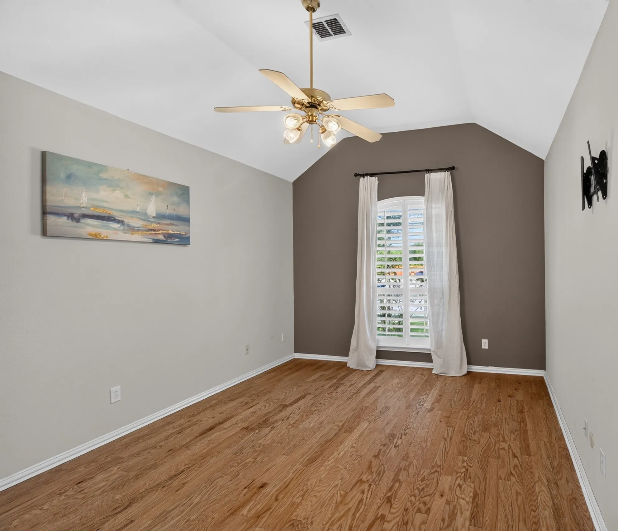 Single Family Residence For Rent in Dallas County , 120 Stonecreek Drive, Irving, Texas 75063, 3 Bedroom, 3 Bathroom, 2 Garage spaces, 2,324 Sqft, built in 1995, mls#21397347, Real Estate Agent in Irving, Homes For Rent in Dallas county, Homes For Rent in Irving, Realtor in Irving Texas, Real Estate Brokerage Independent Realty Texas, Luminita Cordes Realtor