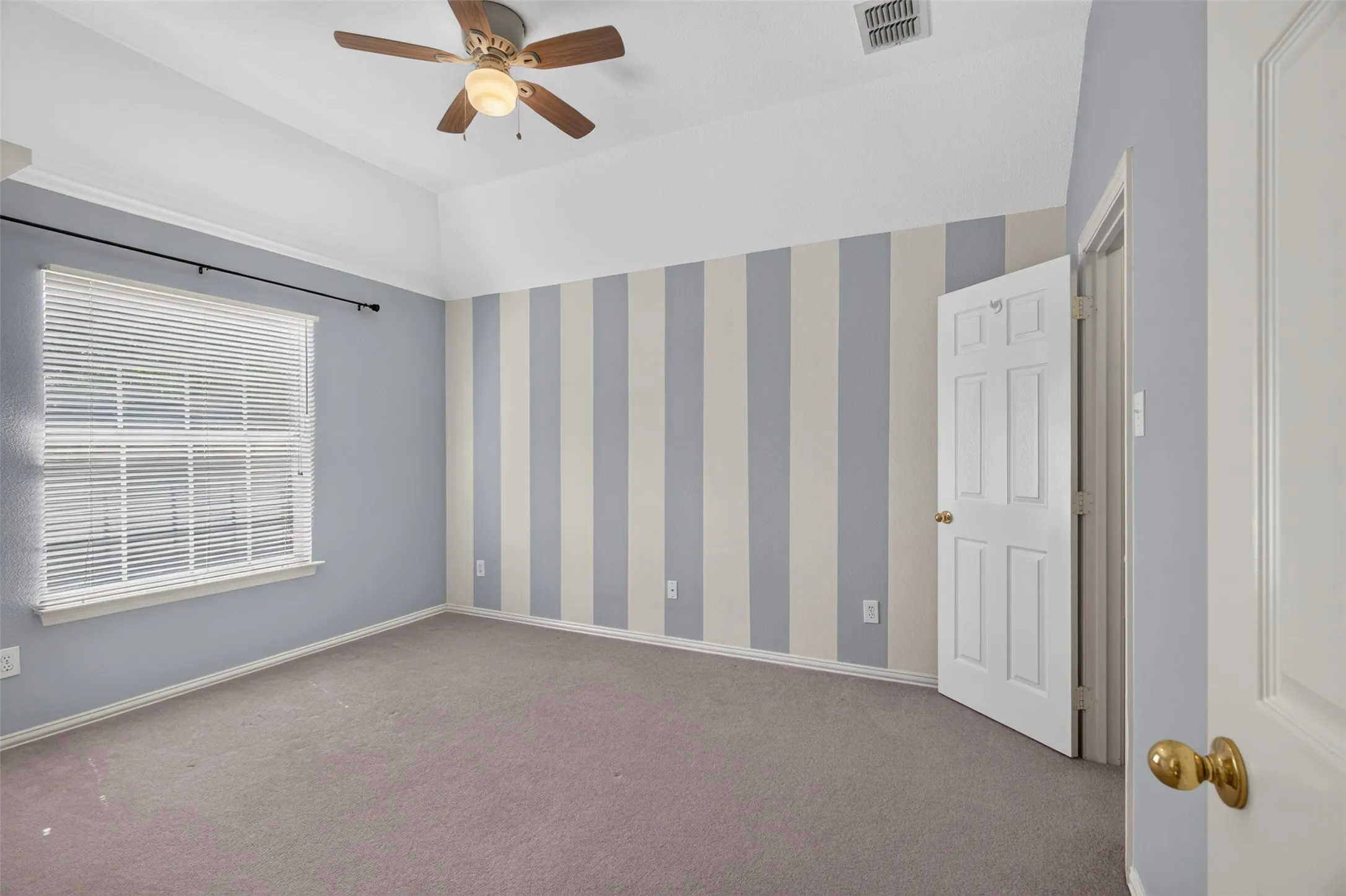 Single Family Residence For Rent in Dallas County , 120 Stonecreek Drive, Irving, Texas 75063, 3 Bedroom, 3 Bathroom, 2 Garage spaces, 2,324 Sqft, built in 1995, mls#21397347, Real Estate Agent in Irving, Homes For Rent in Dallas county, Homes For Rent in Irving, Realtor in Irving Texas, Real Estate Brokerage Independent Realty Texas, Luminita Cordes Realtor