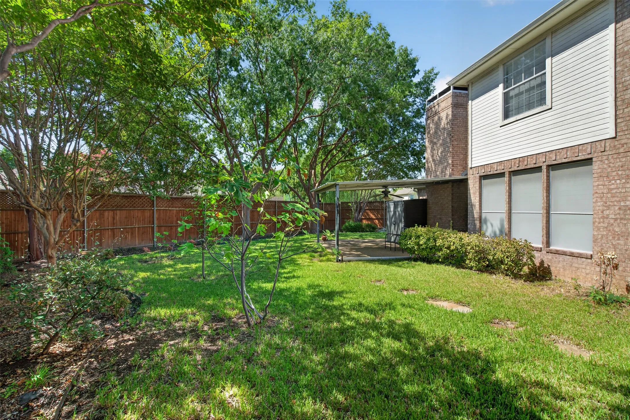 Single Family Residence For Rent in Dallas County , 120 Stonecreek Drive, Irving, Texas 75063, 3 Bedroom, 3 Bathroom, 2 Garage spaces, 2,324 Sqft, built in 1995, mls#21397347, Real Estate Agent in Irving, Homes For Rent in Dallas county, Homes For Rent in Irving, Realtor in Irving Texas, Real Estate Brokerage Independent Realty Texas, Luminita Cordes Realtor