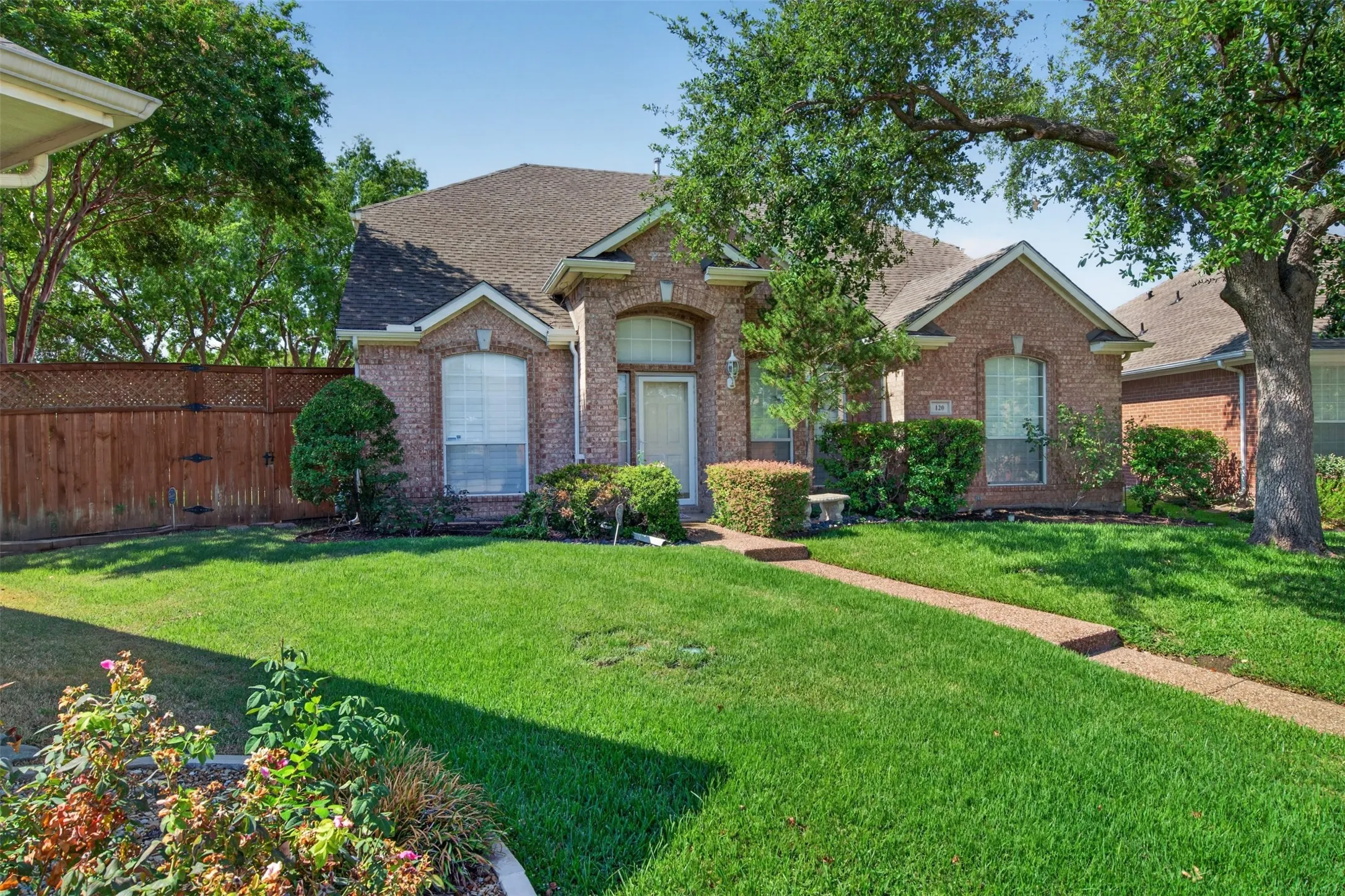 Single Family Residence For Rent in Dallas County , 120 Stonecreek Drive, Irving, Texas 75063, 3 Bedroom, 3 Bathroom, 2 Garage spaces, 2,324 Sqft, built in 1995, mls#21397347, Real Estate Agent in Irving, Homes For Rent in Dallas county, Homes For Rent in Irving, Realtor in Irving Texas, Real Estate Brokerage Independent Realty Texas, Luminita Cordes Realtor