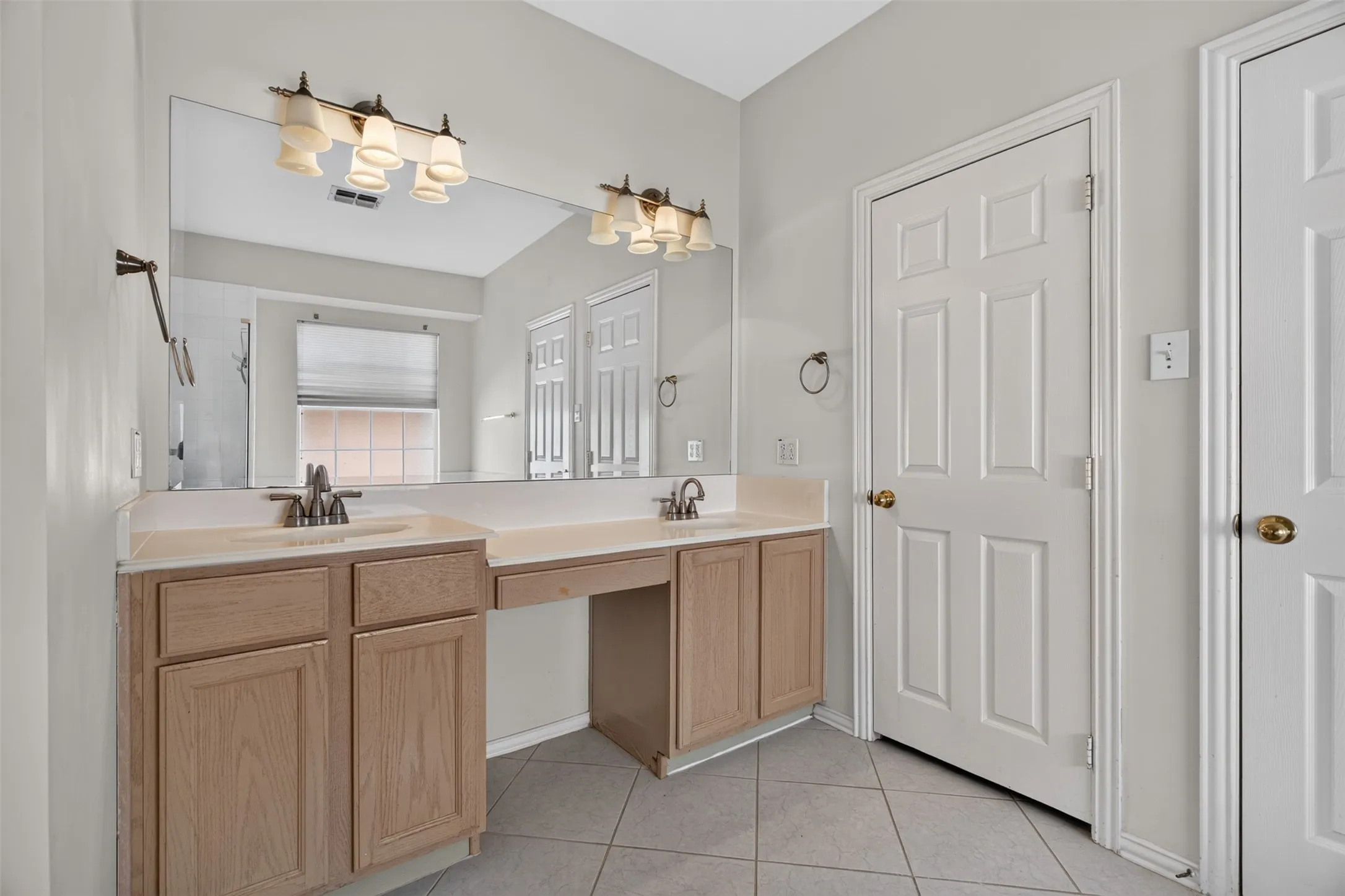 Single Family Residence For Rent in Dallas County , 120 Stonecreek Drive, Irving, Texas 75063, 3 Bedroom, 3 Bathroom, 2 Garage spaces, 2,324 Sqft, built in 1995, mls#21397347, Real Estate Agent in Irving, Homes For Rent in Dallas county, Homes For Rent in Irving, Realtor in Irving Texas, Real Estate Brokerage Independent Realty Texas, Luminita Cordes Realtor