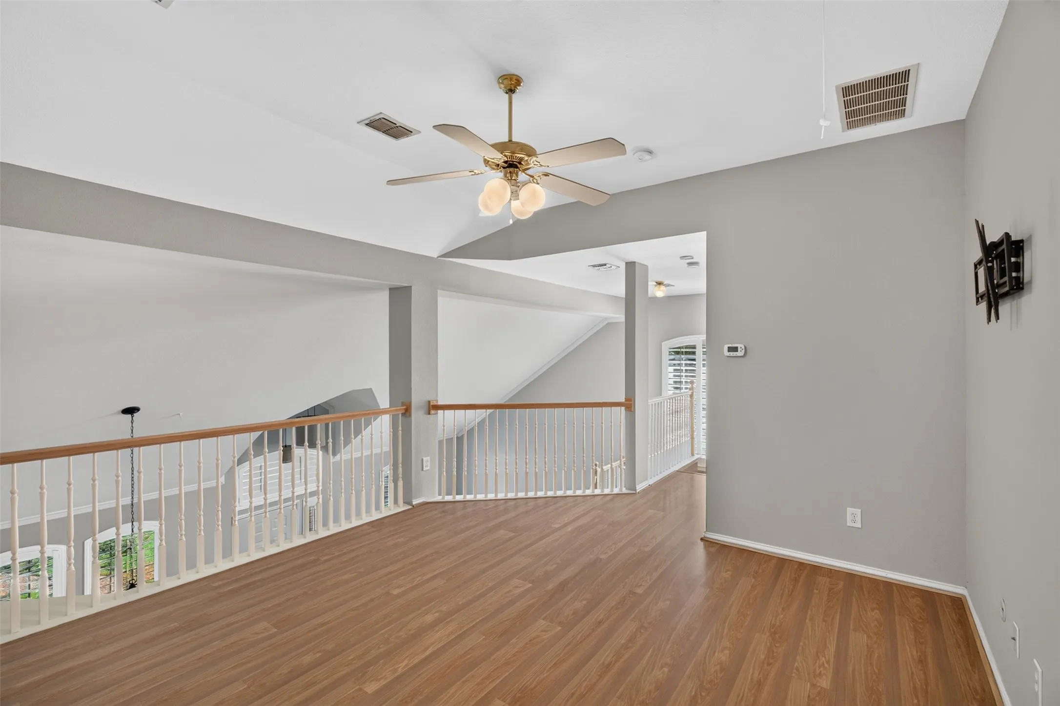 Single Family Residence For Rent in Dallas County , 120 Stonecreek Drive, Irving, Texas 75063, 3 Bedroom, 3 Bathroom, 2 Garage spaces, 2,324 Sqft, built in 1995, mls#21397347, Real Estate Agent in Irving, Homes For Rent in Dallas county, Homes For Rent in Irving, Realtor in Irving Texas, Real Estate Brokerage Independent Realty Texas, Luminita Cordes Realtor