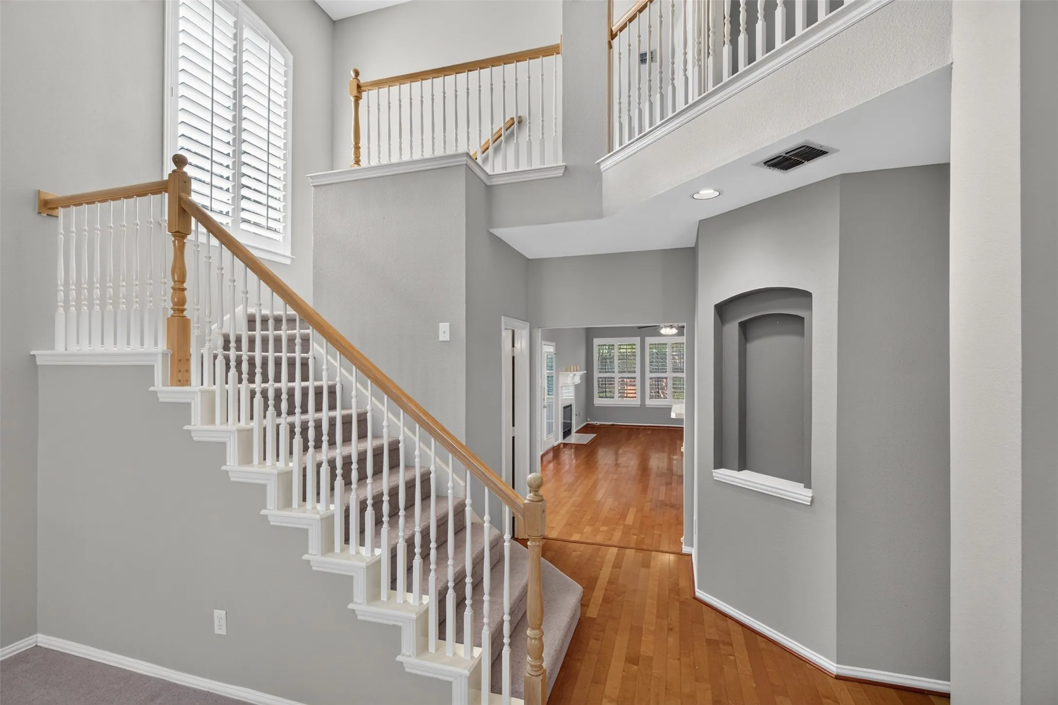 Single Family Residence For Rent in Dallas County , 120 Stonecreek Drive, Irving, Texas 75063, 3 Bedroom, 3 Bathroom, 2 Garage spaces, 2,324 Sqft, built in 1995, mls#21397347, Real Estate Agent in Irving, Homes For Rent in Dallas county, Homes For Rent in Irving, Realtor in Irving Texas, Real Estate Brokerage Independent Realty Texas, Luminita Cordes Realtor