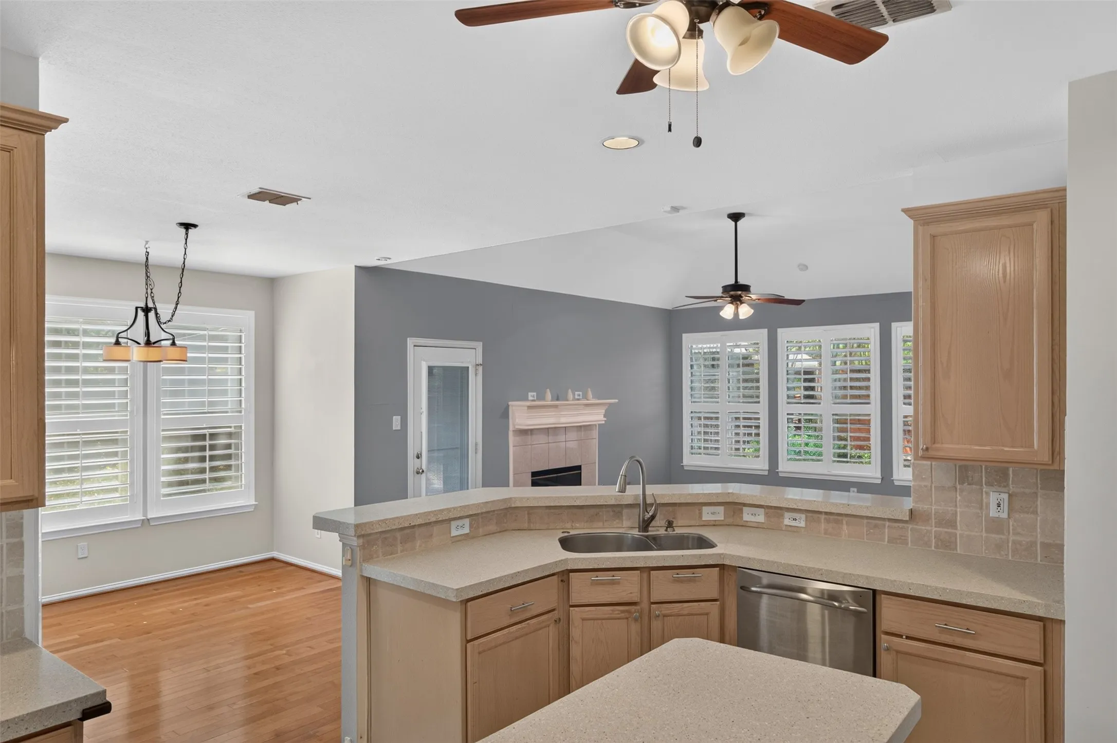 Single Family Residence For Rent in Dallas County , 120 Stonecreek Drive, Irving, Texas 75063, 3 Bedroom, 3 Bathroom, 2 Garage spaces, 2,324 Sqft, built in 1995, mls#21397347, Real Estate Agent in Irving, Homes For Rent in Dallas county, Homes For Rent in Irving, Realtor in Irving Texas, Real Estate Brokerage Independent Realty Texas, Luminita Cordes Realtor