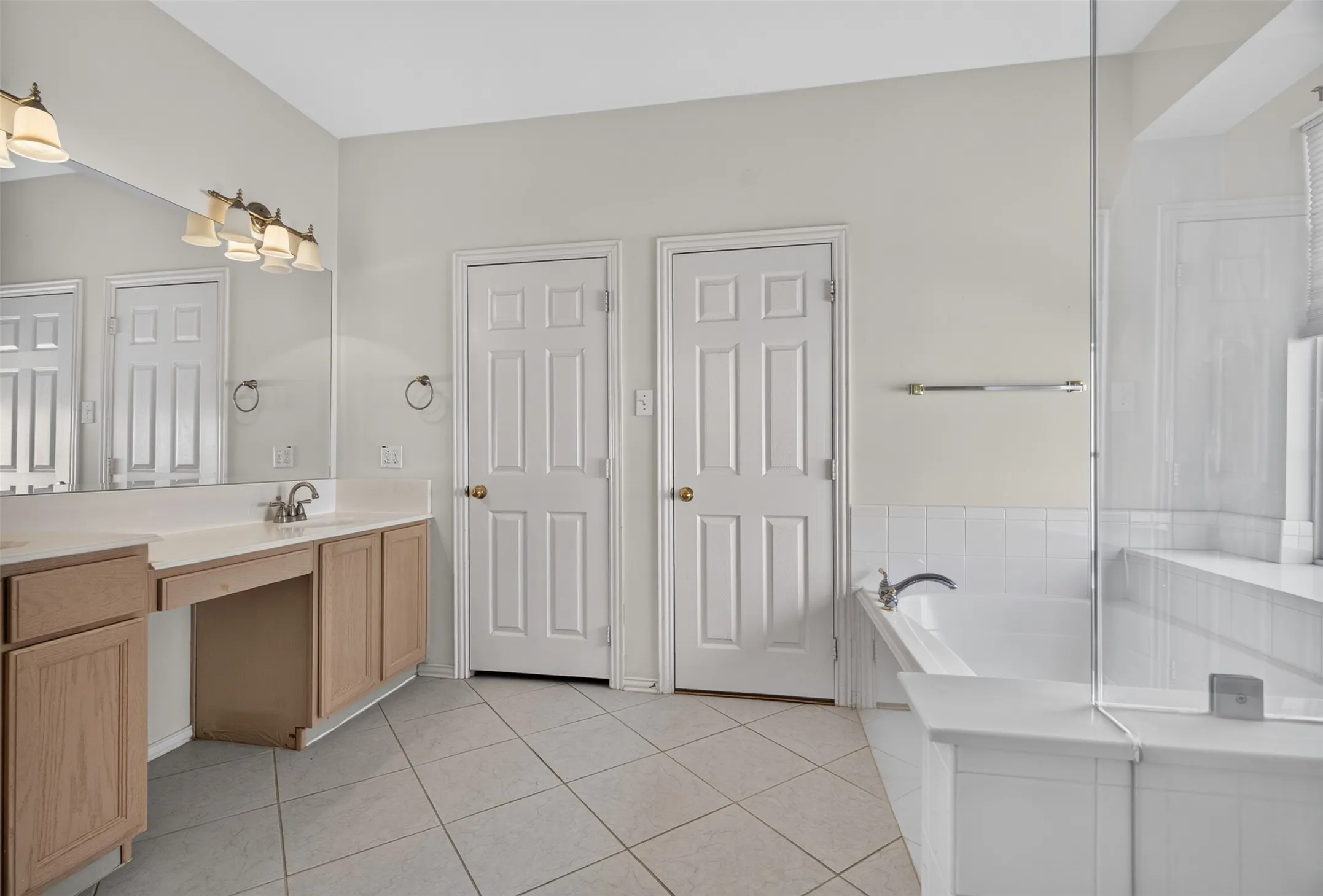 Single Family Residence For Rent in Dallas County , 120 Stonecreek Drive, Irving, Texas 75063, 3 Bedroom, 3 Bathroom, 2 Garage spaces, 2,324 Sqft, built in 1995, mls#21397347, Real Estate Agent in Irving, Homes For Rent in Dallas county, Homes For Rent in Irving, Realtor in Irving Texas, Real Estate Brokerage Independent Realty Texas, Luminita Cordes Realtor