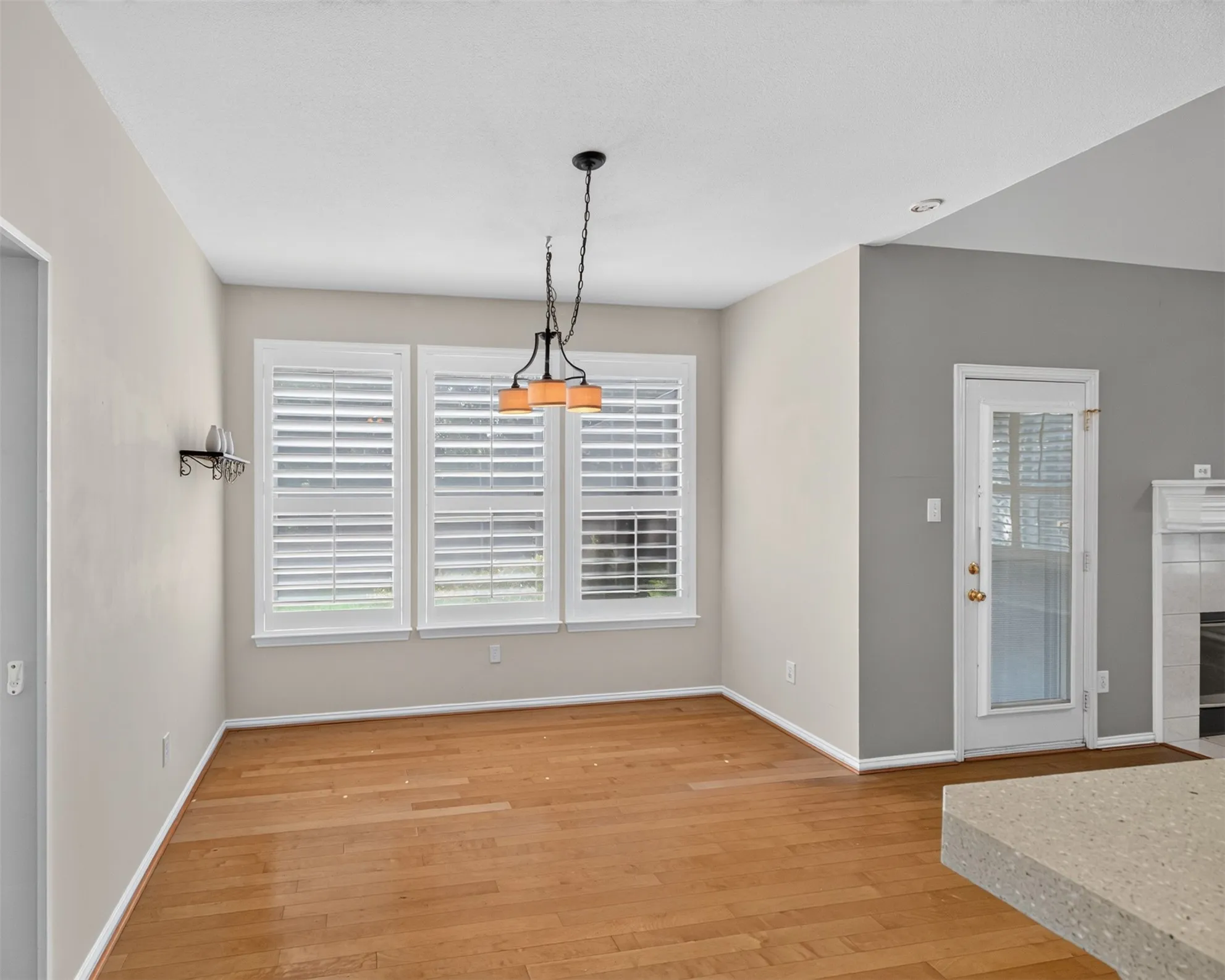 Single Family Residence For Rent in Dallas County , 120 Stonecreek Drive, Irving, Texas 75063, 3 Bedroom, 3 Bathroom, 2 Garage spaces, 2,324 Sqft, built in 1995, mls#21397347, Real Estate Agent in Irving, Homes For Rent in Dallas county, Homes For Rent in Irving, Realtor in Irving Texas, Real Estate Brokerage Independent Realty Texas, Luminita Cordes Realtor