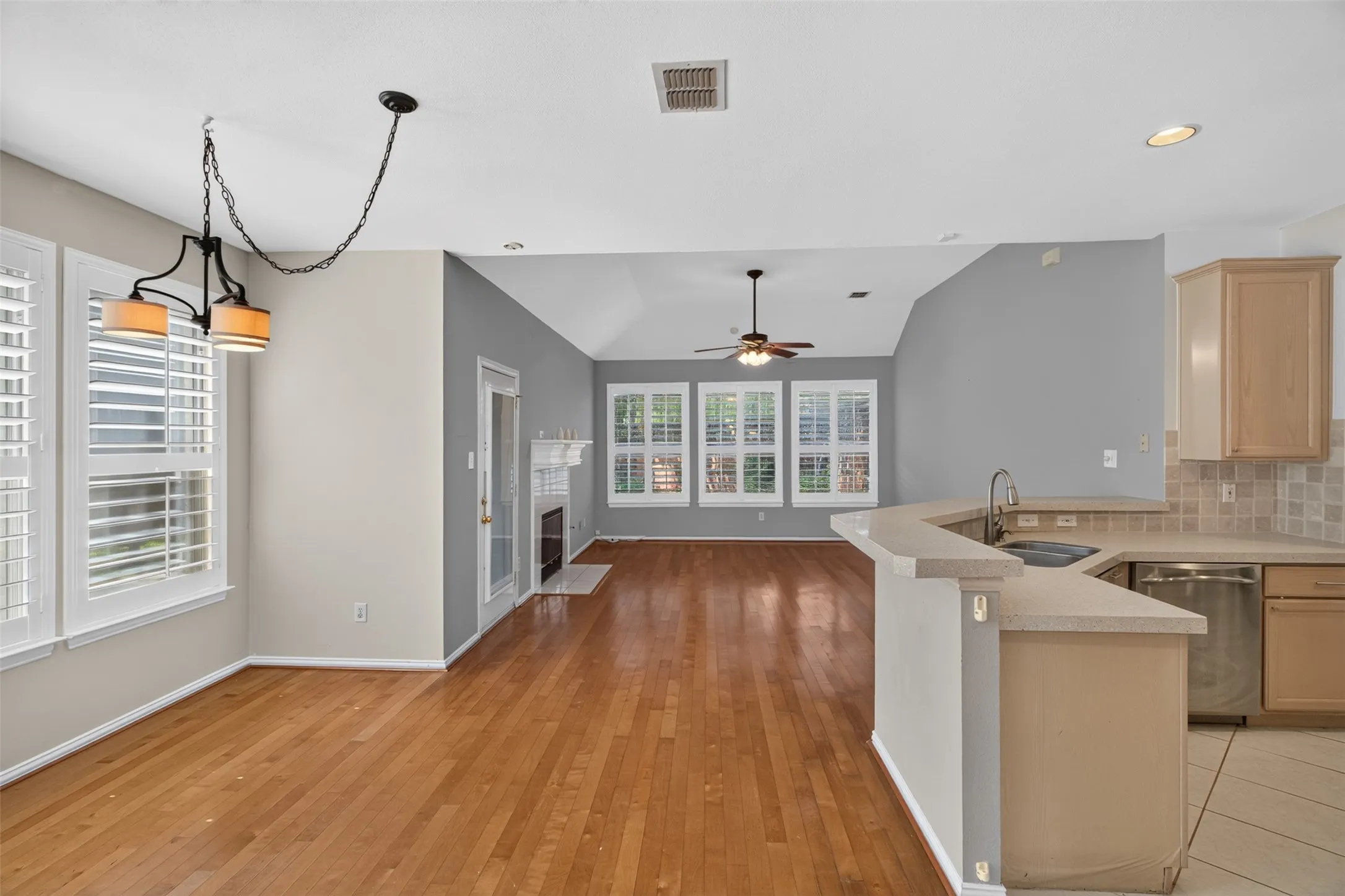 Single Family Residence For Rent in Dallas County , 120 Stonecreek Drive, Irving, Texas 75063, 3 Bedroom, 3 Bathroom, 2 Garage spaces, 2,324 Sqft, built in 1995, mls#21397347, Real Estate Agent in Irving, Homes For Rent in Dallas county, Homes For Rent in Irving, Realtor in Irving Texas, Real Estate Brokerage Independent Realty Texas, Luminita Cordes Realtor
