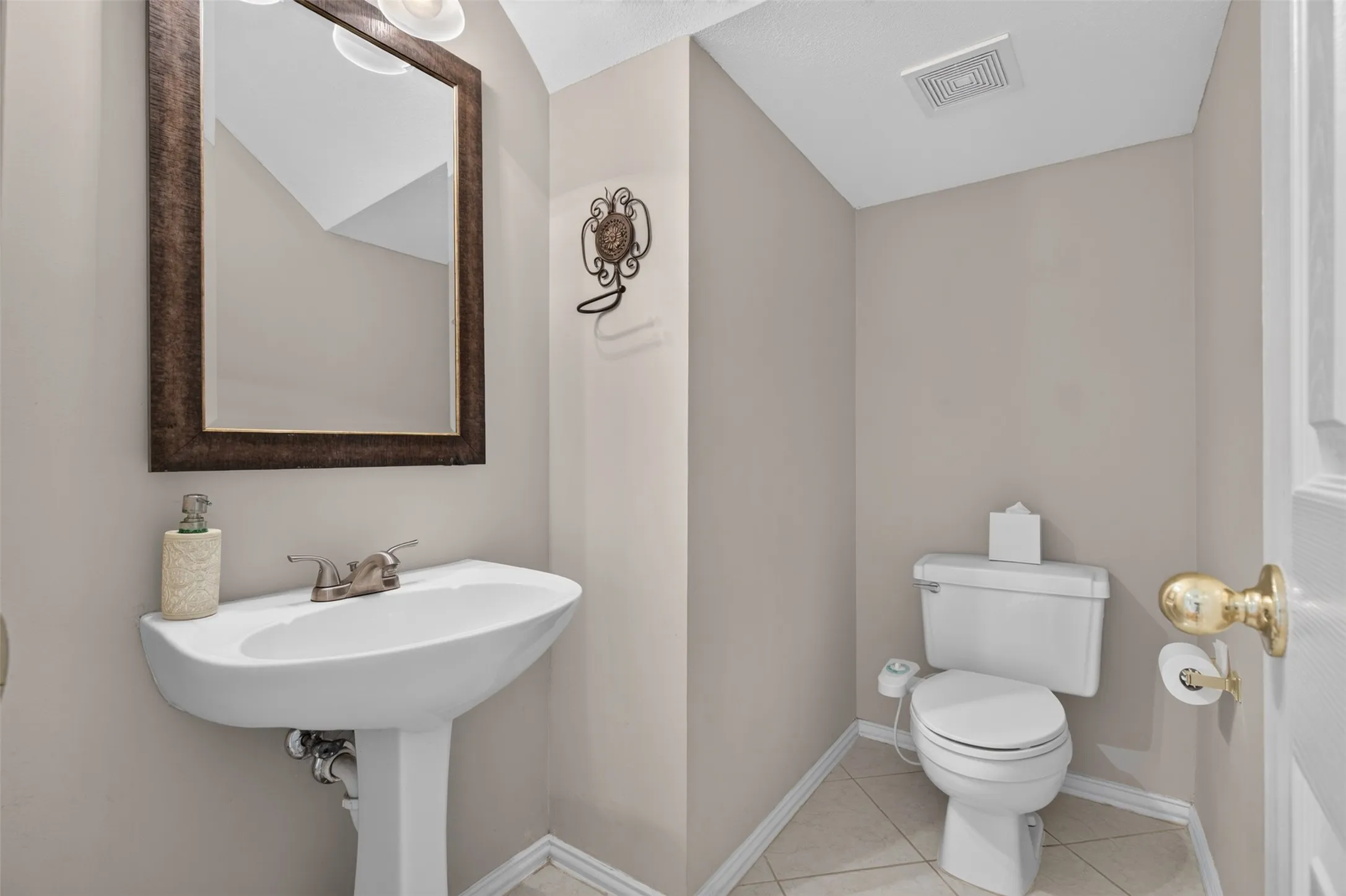 Single Family Residence For Rent in Dallas County , 120 Stonecreek Drive, Irving, Texas 75063, 3 Bedroom, 3 Bathroom, 2 Garage spaces, 2,324 Sqft, built in 1995, mls#21397347, Real Estate Agent in Irving, Homes For Rent in Dallas county, Homes For Rent in Irving, Realtor in Irving Texas, Real Estate Brokerage Independent Realty Texas, Luminita Cordes Realtor