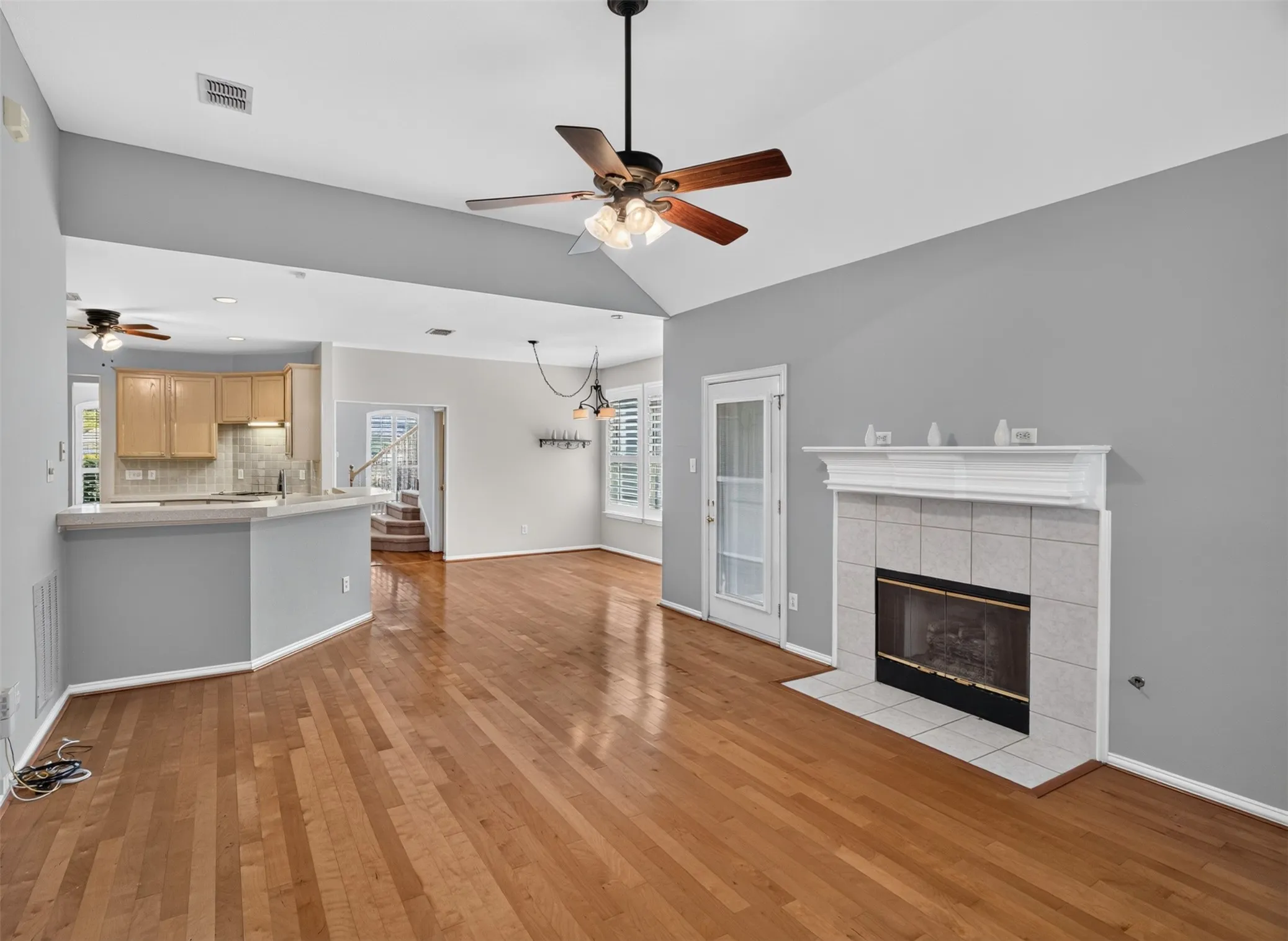 Single Family Residence For Rent in Dallas County , 120 Stonecreek Drive, Irving, Texas 75063, 3 Bedroom, 3 Bathroom, 2 Garage spaces, 2,324 Sqft, built in 1995, mls#21397347, Real Estate Agent in Irving, Homes For Rent in Dallas county, Homes For Rent in Irving, Realtor in Irving Texas, Real Estate Brokerage Independent Realty Texas, Luminita Cordes Realtor