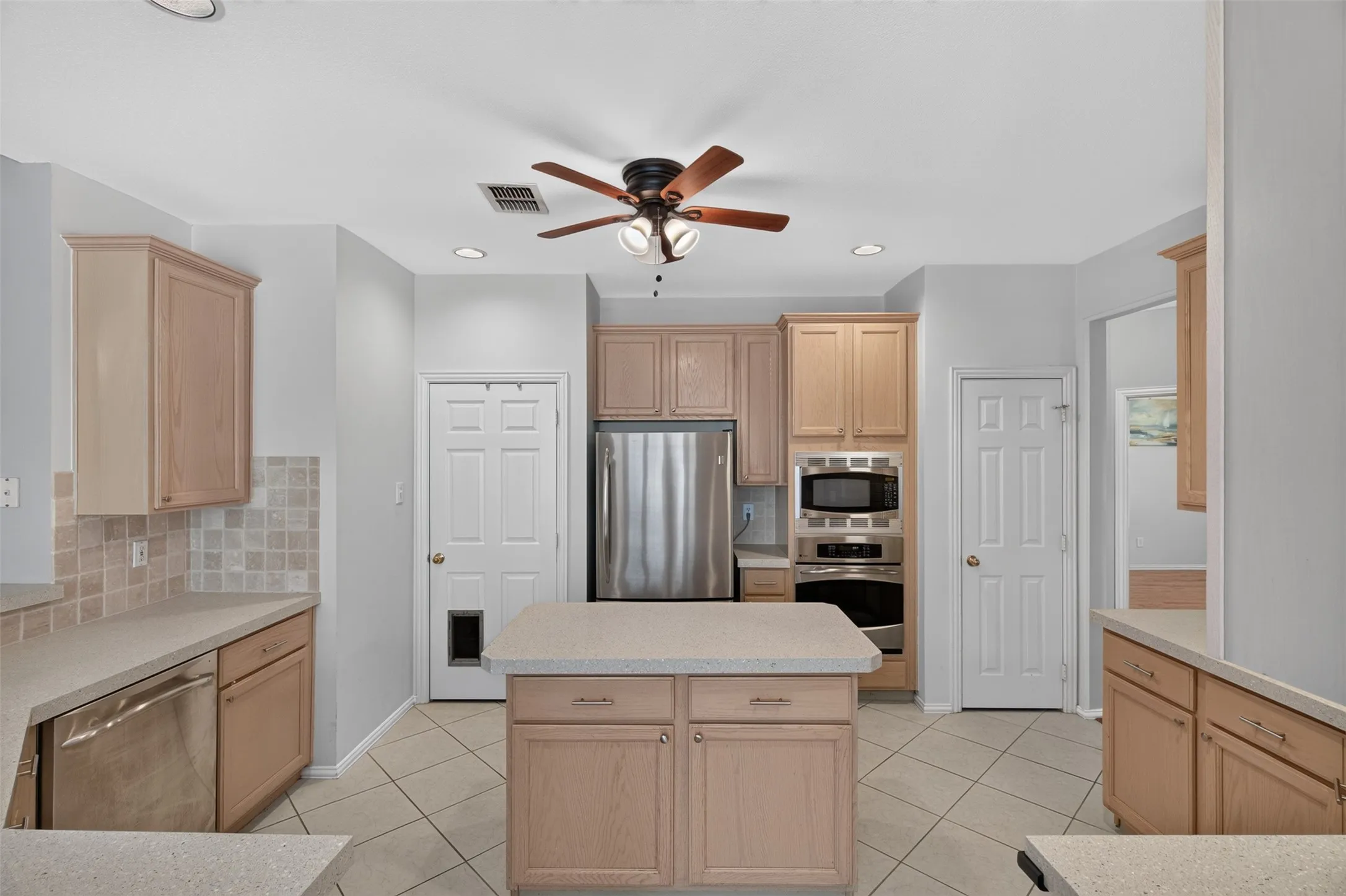 Single Family Residence For Rent in Dallas County , 120 Stonecreek Drive, Irving, Texas 75063, 3 Bedroom, 3 Bathroom, 2 Garage spaces, 2,324 Sqft, built in 1995, mls#21397347, Real Estate Agent in Irving, Homes For Rent in Dallas county, Homes For Rent in Irving, Realtor in Irving Texas, Real Estate Brokerage Independent Realty Texas, Luminita Cordes Realtor