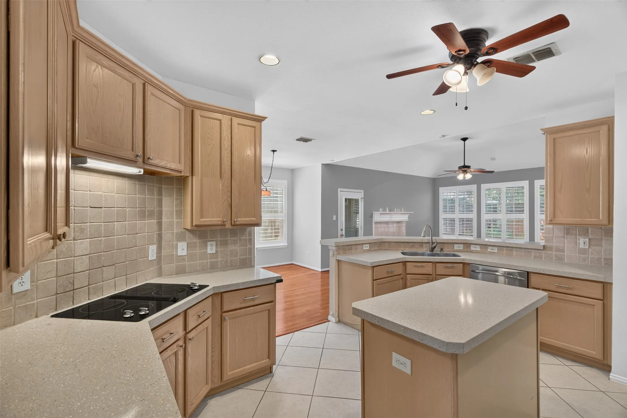Single Family Residence For Rent in Dallas County , 120 Stonecreek Drive, Irving, Texas 75063, 3 Bedroom, 3 Bathroom, 2 Garage spaces, 2,324 Sqft, built in 1995, mls#21397347, Real Estate Agent in Irving, Homes For Rent in Dallas county, Homes For Rent in Irving, Realtor in Irving Texas, Real Estate Brokerage Independent Realty Texas, Luminita Cordes Realtor