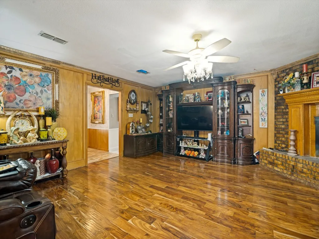 Single Family Residence For Sale in Dallas County , 302 Johnson Street, Seagoville, Texas 75159, 4 Bedroom, 2 Bathroom, 2 Garage spaces, 2,326 Sqft, built in 1985, mls#21401819, Real Estate Agent in Seagoville, Homes For Sale in Dallas county, Homes For Sale in Seagoville, Realtor in Seagoville Texas, Real Estate Brokerage Independent Realty Texas, Luminita Cordes Realtor
