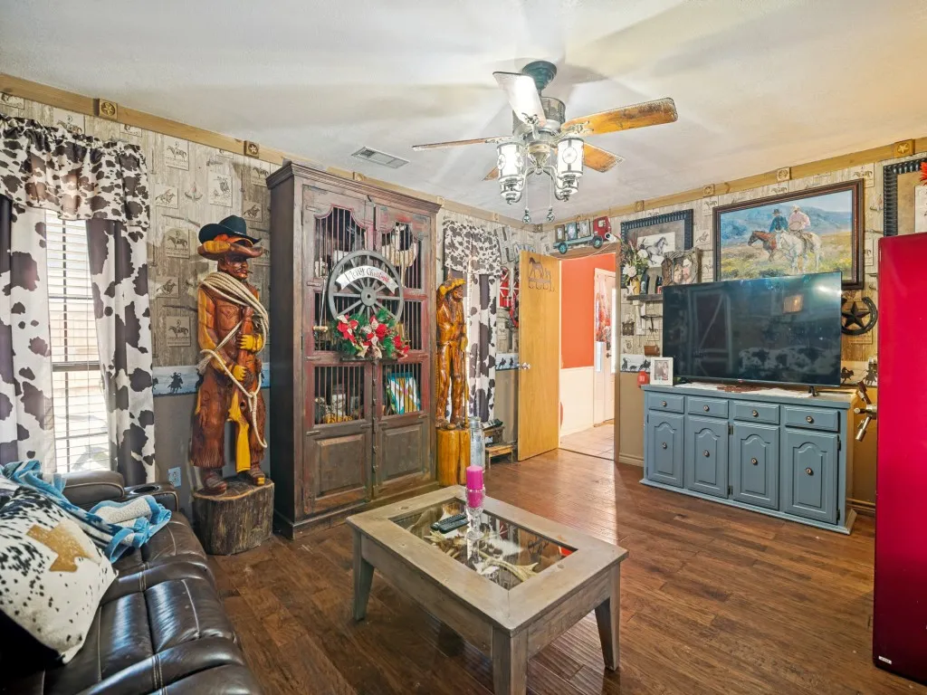 Single Family Residence For Sale in Dallas County , 302 Johnson Street, Seagoville, Texas 75159, 4 Bedroom, 2 Bathroom, 2 Garage spaces, 2,326 Sqft, built in 1985, mls#21401819, Real Estate Agent in Seagoville, Homes For Sale in Dallas county, Homes For Sale in Seagoville, Realtor in Seagoville Texas, Real Estate Brokerage Independent Realty Texas, Luminita Cordes Realtor