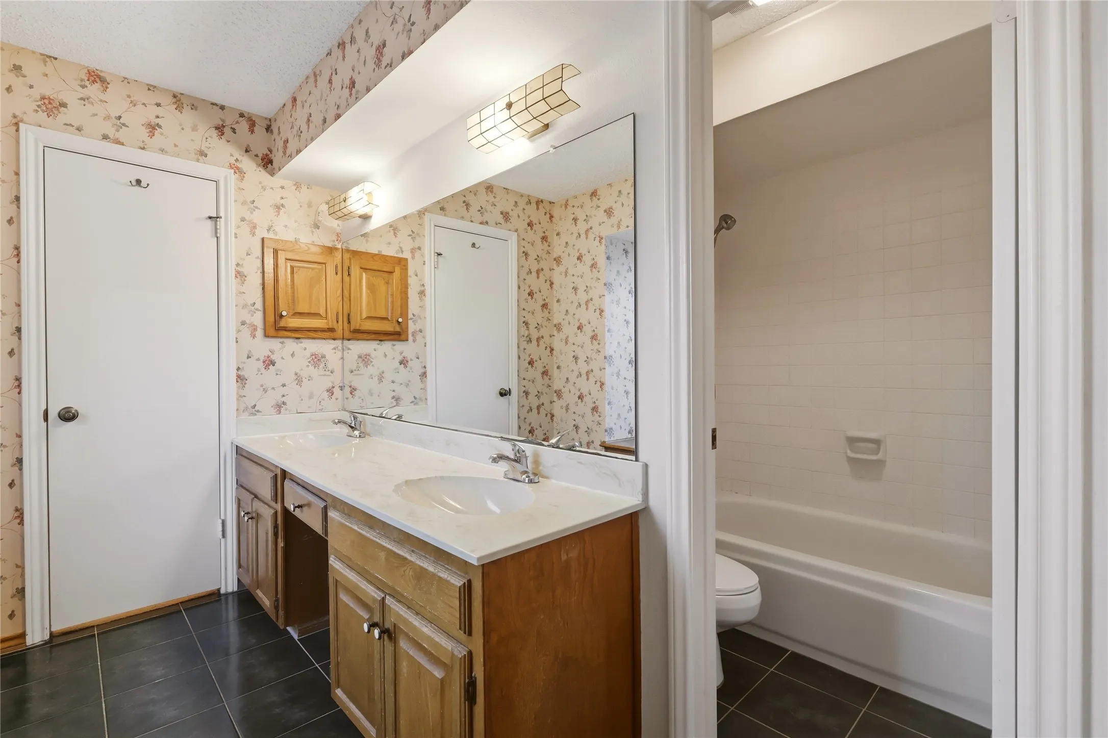 840 Meadowview Ln Twin Creek Ranch Estates Dallas County. Primary En Suite