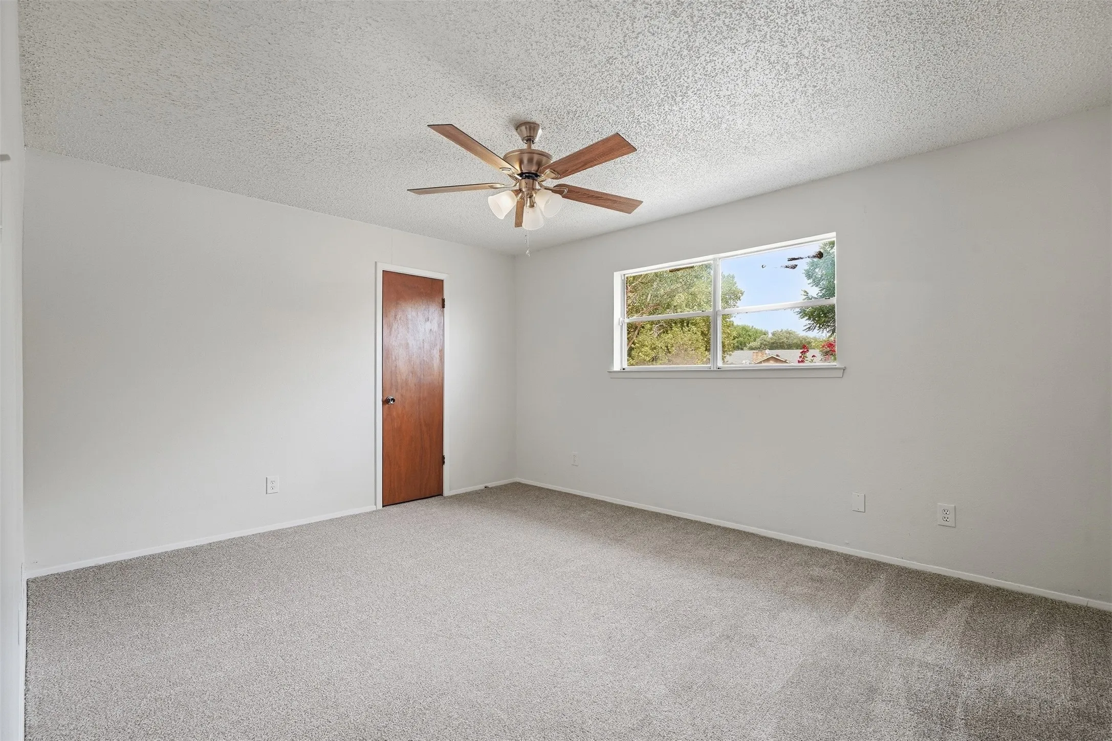 Single Family Residence For Sale in Tarrant County , 6880 Sandy Beach Road, Azle, Texas 76020, 3 Bedroom, 2 Bathroom, 2 Garage spaces, 1,528 Sqft, built in 1982, mls#21401731, Real Estate Agent in Azle, Homes For Sale in Tarrant county, Homes For Sale in Azle, Realtor in Azle Texas, Real Estate Brokerage Independent Realty Texas, Luminita Cordes Realtor