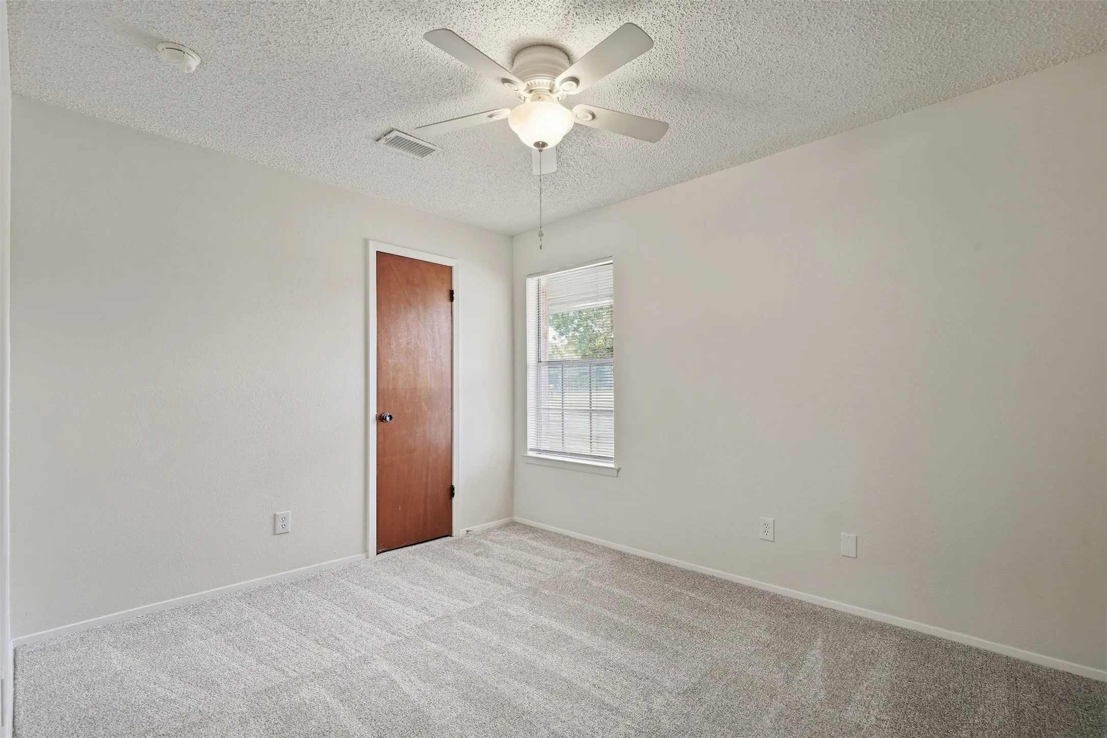 Single Family Residence For Sale in Tarrant County , 6880 Sandy Beach Road, Azle, Texas 76020, 3 Bedroom, 2 Bathroom, 2 Garage spaces, 1,528 Sqft, built in 1982, mls#21401731, Real Estate Agent in Azle, Homes For Sale in Tarrant county, Homes For Sale in Azle, Realtor in Azle Texas, Real Estate Brokerage Independent Realty Texas, Luminita Cordes Realtor