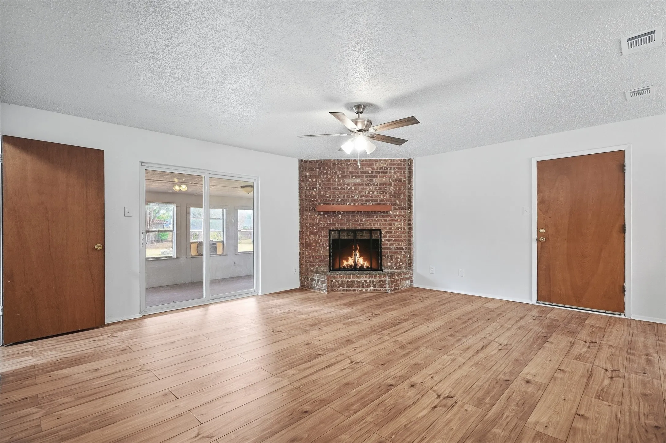 Single Family Residence For Sale in Tarrant County , 6880 Sandy Beach Road, Azle, Texas 76020, 3 Bedroom, 2 Bathroom, 2 Garage spaces, 1,528 Sqft, built in 1982, mls#21401731, Real Estate Agent in Azle, Homes For Sale in Tarrant county, Homes For Sale in Azle, Realtor in Azle Texas, Real Estate Brokerage Independent Realty Texas, Luminita Cordes Realtor