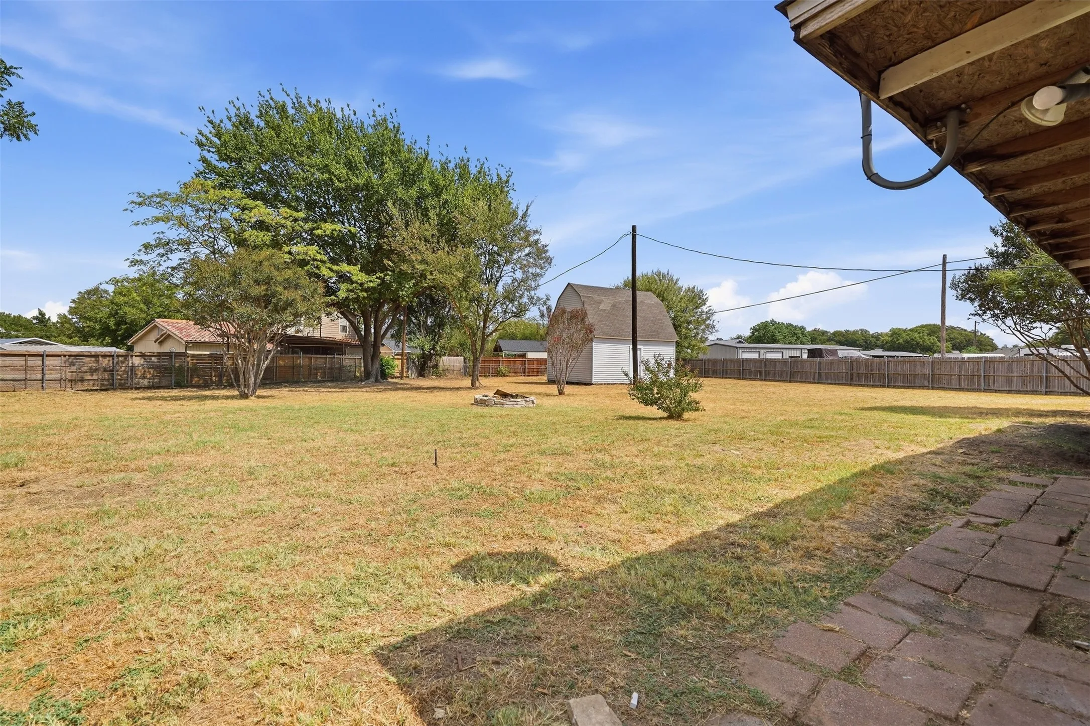 Single Family Residence For Sale in Tarrant County , 6880 Sandy Beach Road, Azle, Texas 76020, 3 Bedroom, 2 Bathroom, 2 Garage spaces, 1,528 Sqft, built in 1982, mls#21401731, Real Estate Agent in Azle, Homes For Sale in Tarrant county, Homes For Sale in Azle, Realtor in Azle Texas, Real Estate Brokerage Independent Realty Texas, Luminita Cordes Realtor
