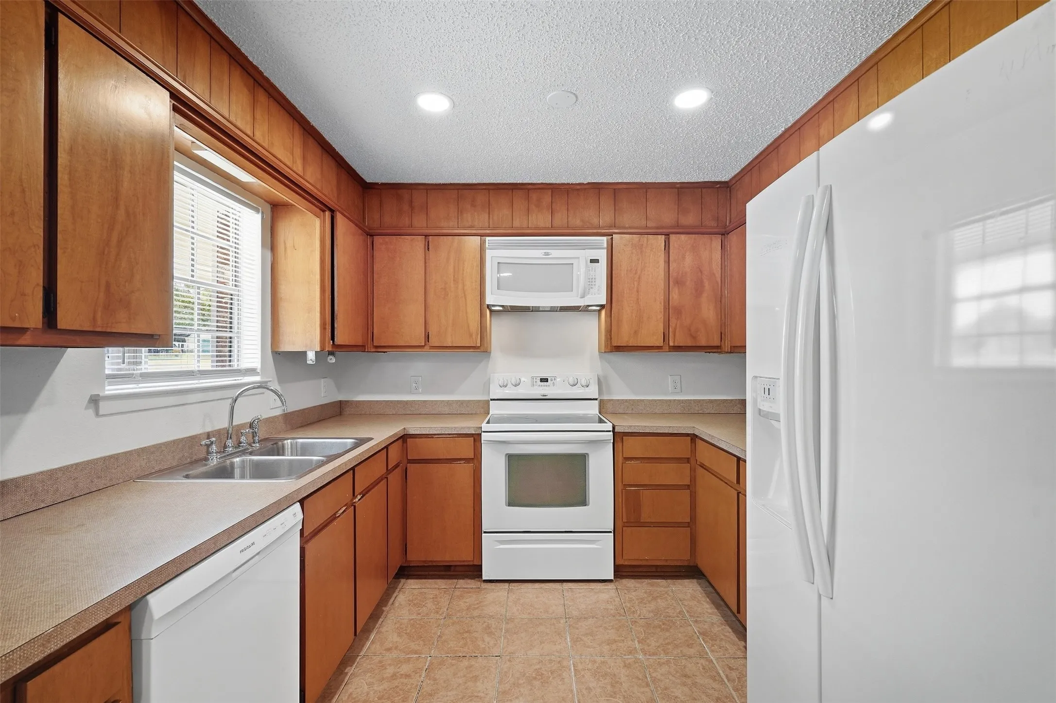 Single Family Residence For Sale in Tarrant County , 6880 Sandy Beach Road, Azle, Texas 76020, 3 Bedroom, 2 Bathroom, 2 Garage spaces, 1,528 Sqft, built in 1982, mls#21401731, Real Estate Agent in Azle, Homes For Sale in Tarrant county, Homes For Sale in Azle, Realtor in Azle Texas, Real Estate Brokerage Independent Realty Texas, Luminita Cordes Realtor