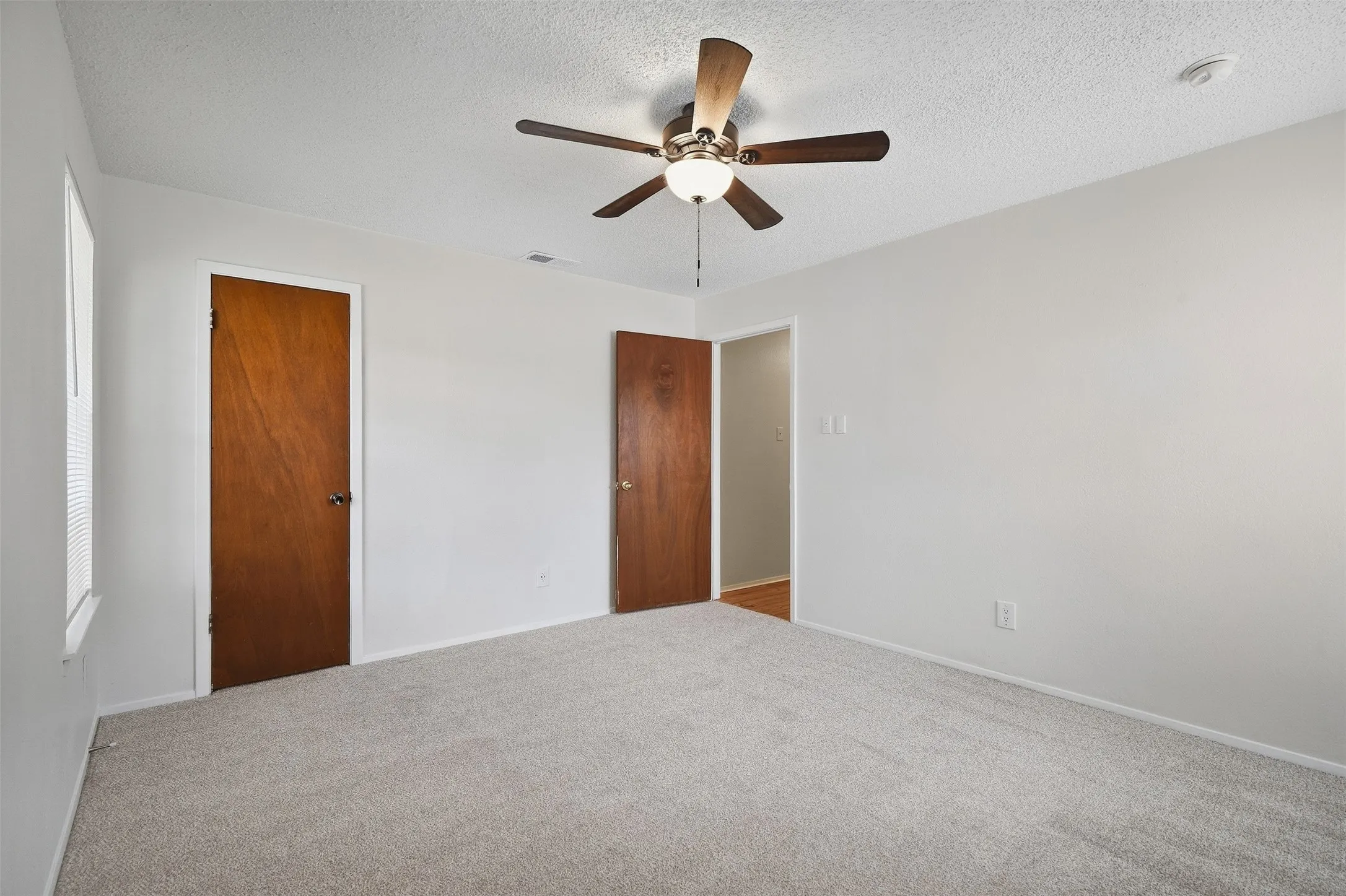 Single Family Residence For Sale in Tarrant County , 6880 Sandy Beach Road, Azle, Texas 76020, 3 Bedroom, 2 Bathroom, 2 Garage spaces, 1,528 Sqft, built in 1982, mls#21401731, Real Estate Agent in Azle, Homes For Sale in Tarrant county, Homes For Sale in Azle, Realtor in Azle Texas, Real Estate Brokerage Independent Realty Texas, Luminita Cordes Realtor