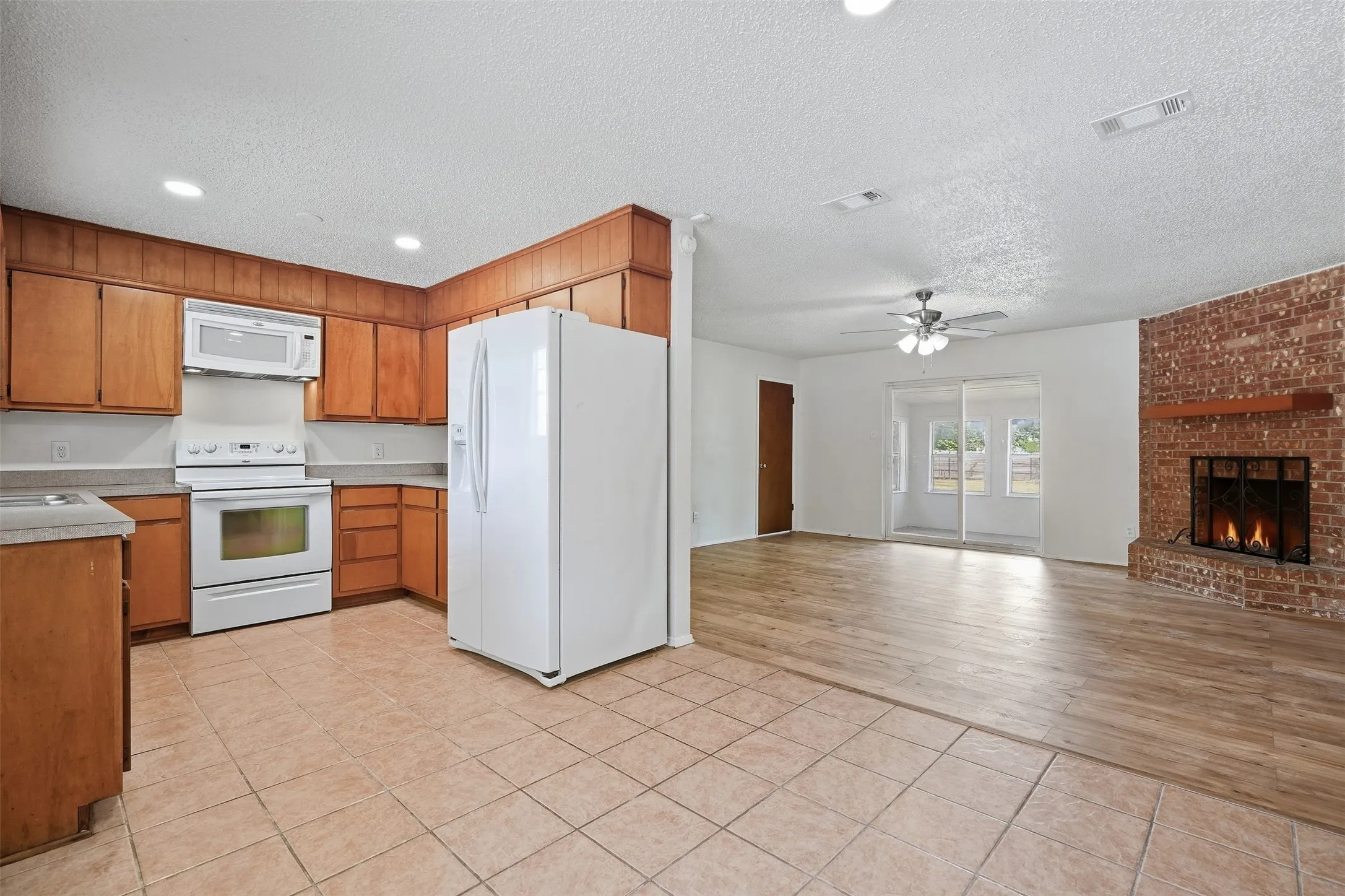Single Family Residence For Sale in Tarrant County , 6880 Sandy Beach Road, Azle, Texas 76020, 3 Bedroom, 2 Bathroom, 2 Garage spaces, 1,528 Sqft, built in 1982, mls#21401731, Real Estate Agent in Azle, Homes For Sale in Tarrant county, Homes For Sale in Azle, Realtor in Azle Texas, Real Estate Brokerage Independent Realty Texas, Luminita Cordes Realtor