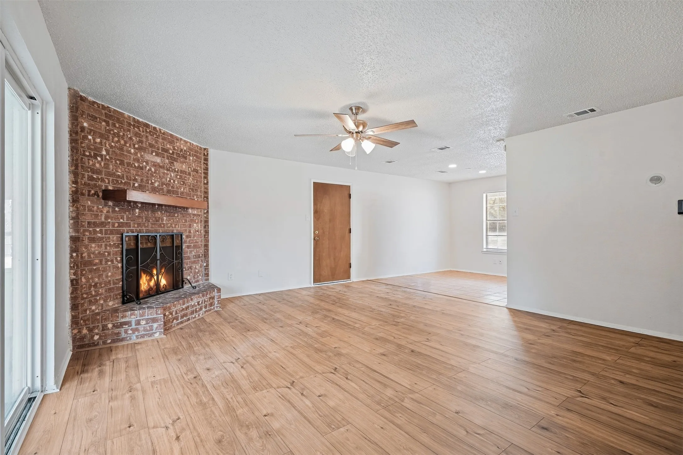 Single Family Residence For Sale in Tarrant County , 6880 Sandy Beach Road, Azle, Texas 76020, 3 Bedroom, 2 Bathroom, 2 Garage spaces, 1,528 Sqft, built in 1982, mls#21401731, Real Estate Agent in Azle, Homes For Sale in Tarrant county, Homes For Sale in Azle, Realtor in Azle Texas, Real Estate Brokerage Independent Realty Texas, Luminita Cordes Realtor