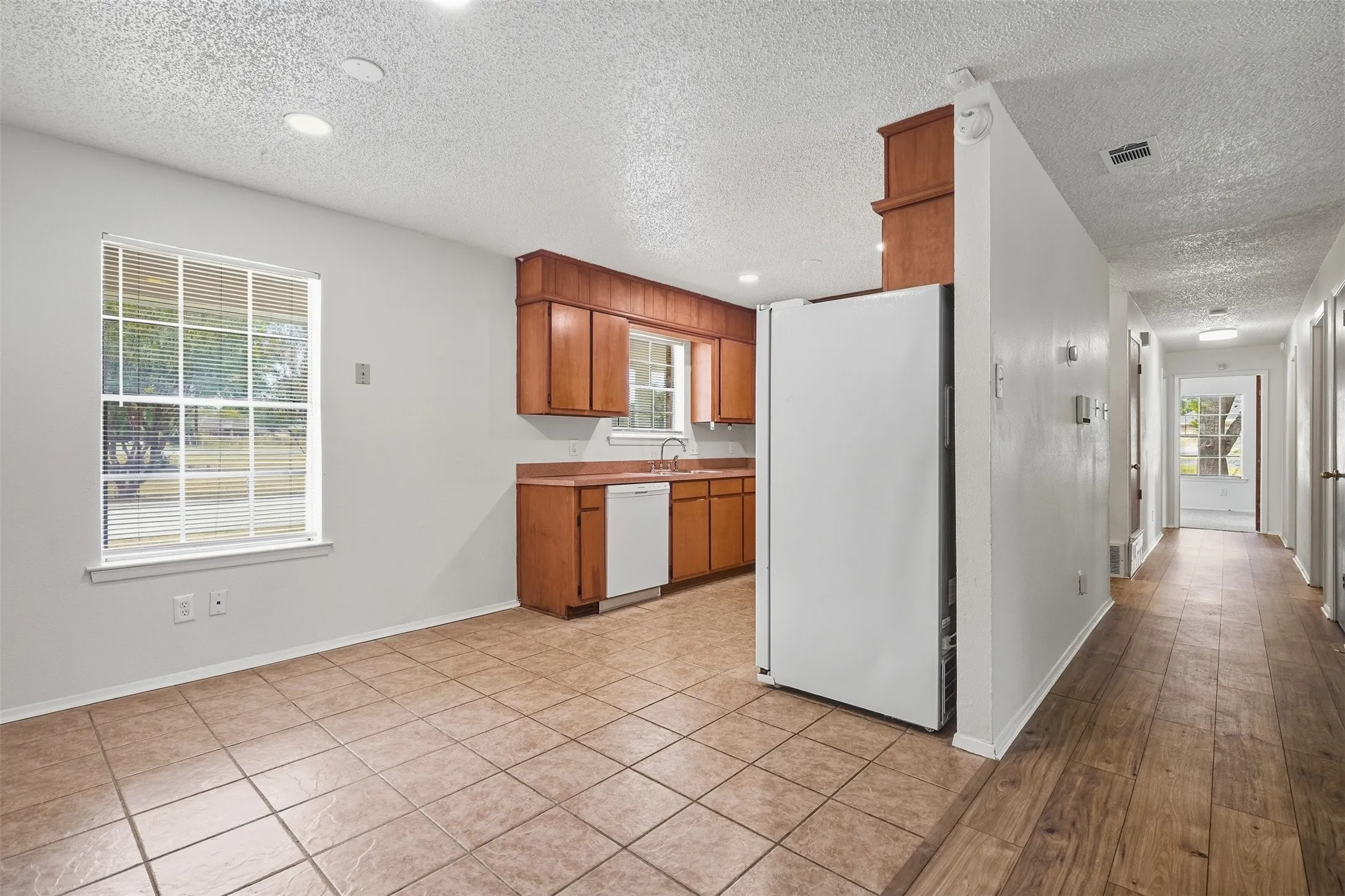 Single Family Residence For Sale in Tarrant County , 6880 Sandy Beach Road, Azle, Texas 76020, 3 Bedroom, 2 Bathroom, 2 Garage spaces, 1,528 Sqft, built in 1982, mls#21401731, Real Estate Agent in Azle, Homes For Sale in Tarrant county, Homes For Sale in Azle, Realtor in Azle Texas, Real Estate Brokerage Independent Realty Texas, Luminita Cordes Realtor