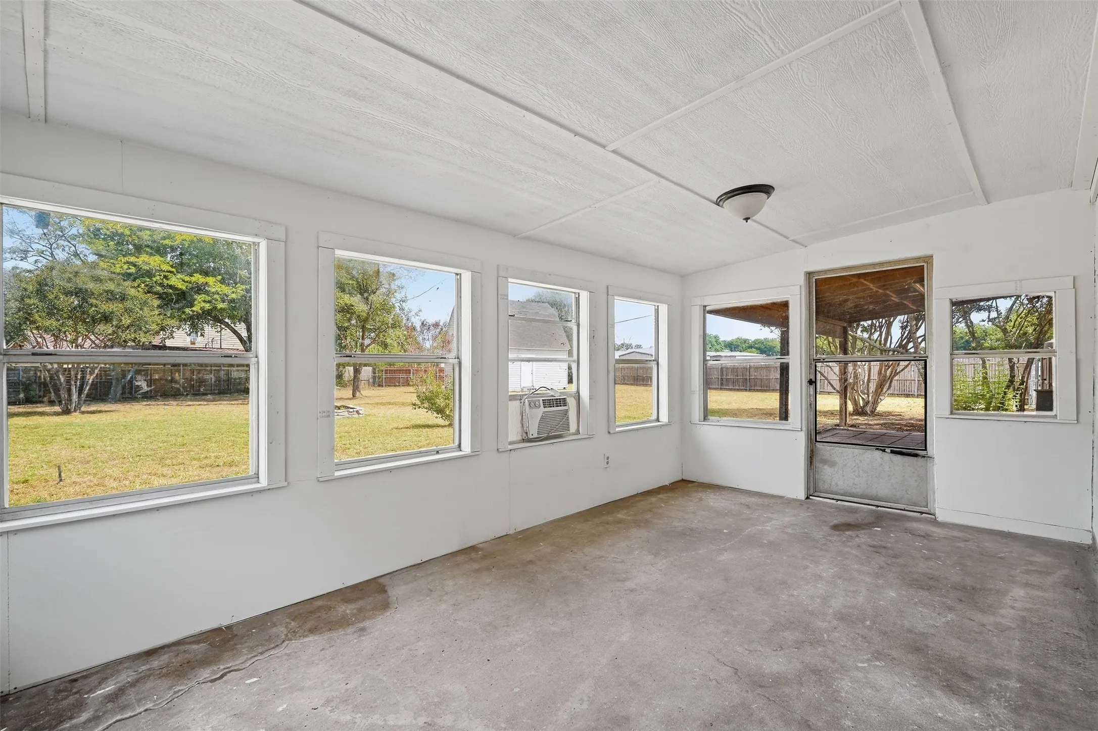 Single Family Residence For Sale in Tarrant County , 6880 Sandy Beach Road, Azle, Texas 76020, 3 Bedroom, 2 Bathroom, 2 Garage spaces, 1,528 Sqft, built in 1982, mls#21401731, Real Estate Agent in Azle, Homes For Sale in Tarrant county, Homes For Sale in Azle, Realtor in Azle Texas, Real Estate Brokerage Independent Realty Texas, Luminita Cordes Realtor