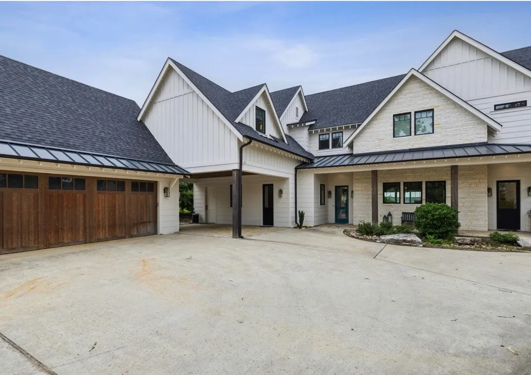 Single Family Residence For Sale in Henderson County , 13350 Waterside Drive, Malakoff, Texas 75148, 5 Bedroom, 6 Bathroom, 2 Garage spaces, 4,444 Sqft, built in 2015, mls#21402656, Real Estate Agent in Malakoff, Homes For Sale in Henderson county, Homes For Sale in Malakoff, Realtor in Malakoff Texas, Real Estate Brokerage Independent Realty Texas, Luminita Cordes Realtor