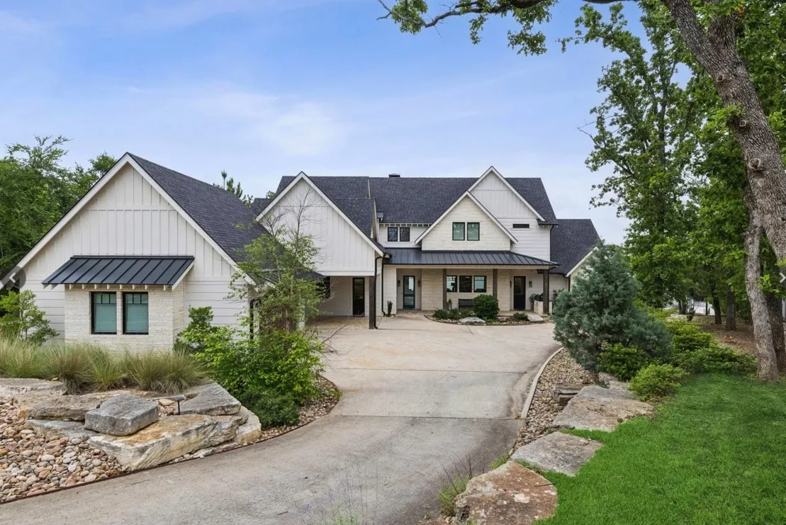 Single Family Residence For Sale in Henderson County , 13350 Waterside Drive, Malakoff, Texas 75148, 5 Bedroom, 6 Bathroom, 2 Garage spaces, 4,444 Sqft, built in 2015, mls#21402656, Real Estate Agent in Malakoff, Homes For Sale in Henderson county, Homes For Sale in Malakoff, Realtor in Malakoff Texas, Real Estate Brokerage Independent Realty Texas, Luminita Cordes Realtor