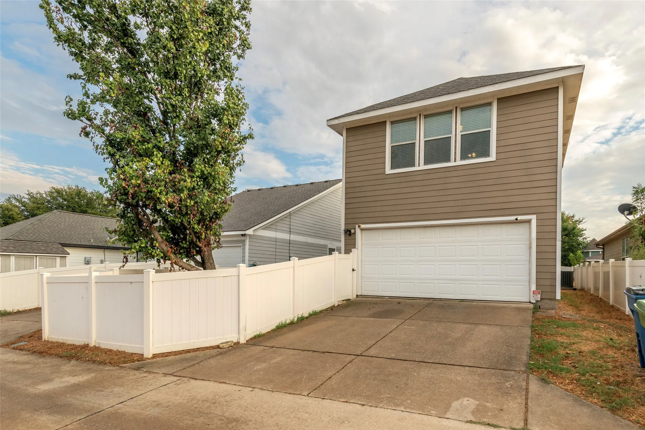 Single Family Residence For Sale in Denton County , 1411 Kingston Place, Providence Village, Texas 76227, 4 Bedroom, 3 Bathroom, 2 Garage spaces, 2,253 Sqft, built in 2005, mls#21402047, Real Estate Agent in Providence Village, Homes For Sale in Denton county, Homes For Sale in Providence Village, Realtor in Providence Village Texas, Real Estate Brokerage Independent Realty Texas, Luminita Cordes Realtor
