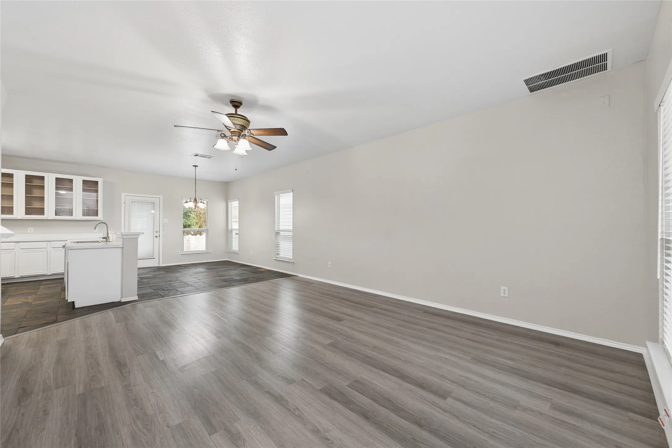 Single Family Residence For Sale in Denton County , 1411 Kingston Place, Providence Village, Texas 76227, 4 Bedroom, 3 Bathroom, 2 Garage spaces, 2,253 Sqft, built in 2005, mls#21402047, Real Estate Agent in Providence Village, Homes For Sale in Denton county, Homes For Sale in Providence Village, Realtor in Providence Village Texas, Real Estate Brokerage Independent Realty Texas, Luminita Cordes Realtor