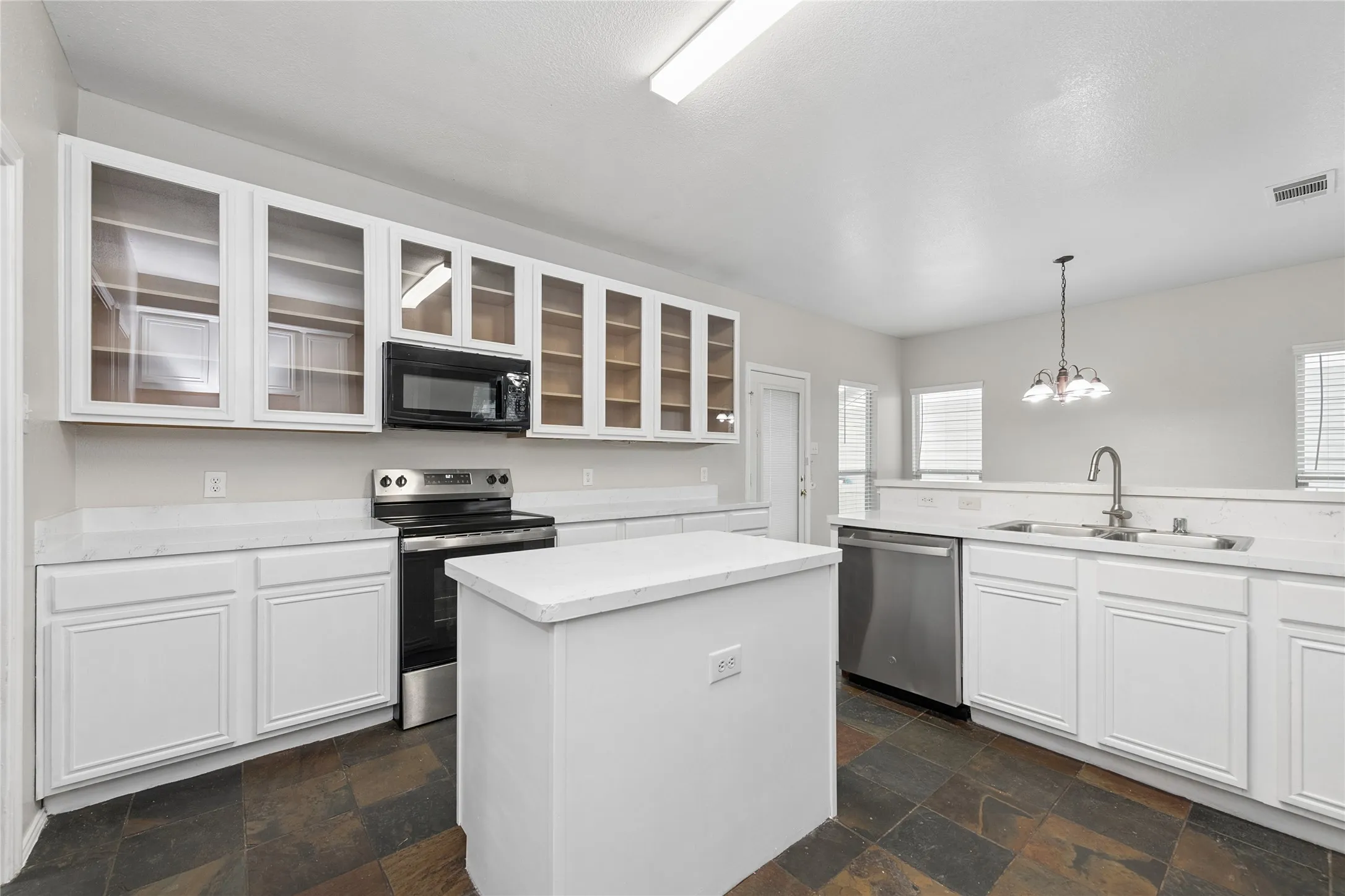 Single Family Residence For Sale in Denton County , 1411 Kingston Place, Providence Village, Texas 76227, 4 Bedroom, 3 Bathroom, 2 Garage spaces, 2,253 Sqft, built in 2005, mls#21402047, Real Estate Agent in Providence Village, Homes For Sale in Denton county, Homes For Sale in Providence Village, Realtor in Providence Village Texas, Real Estate Brokerage Independent Realty Texas, Luminita Cordes Realtor