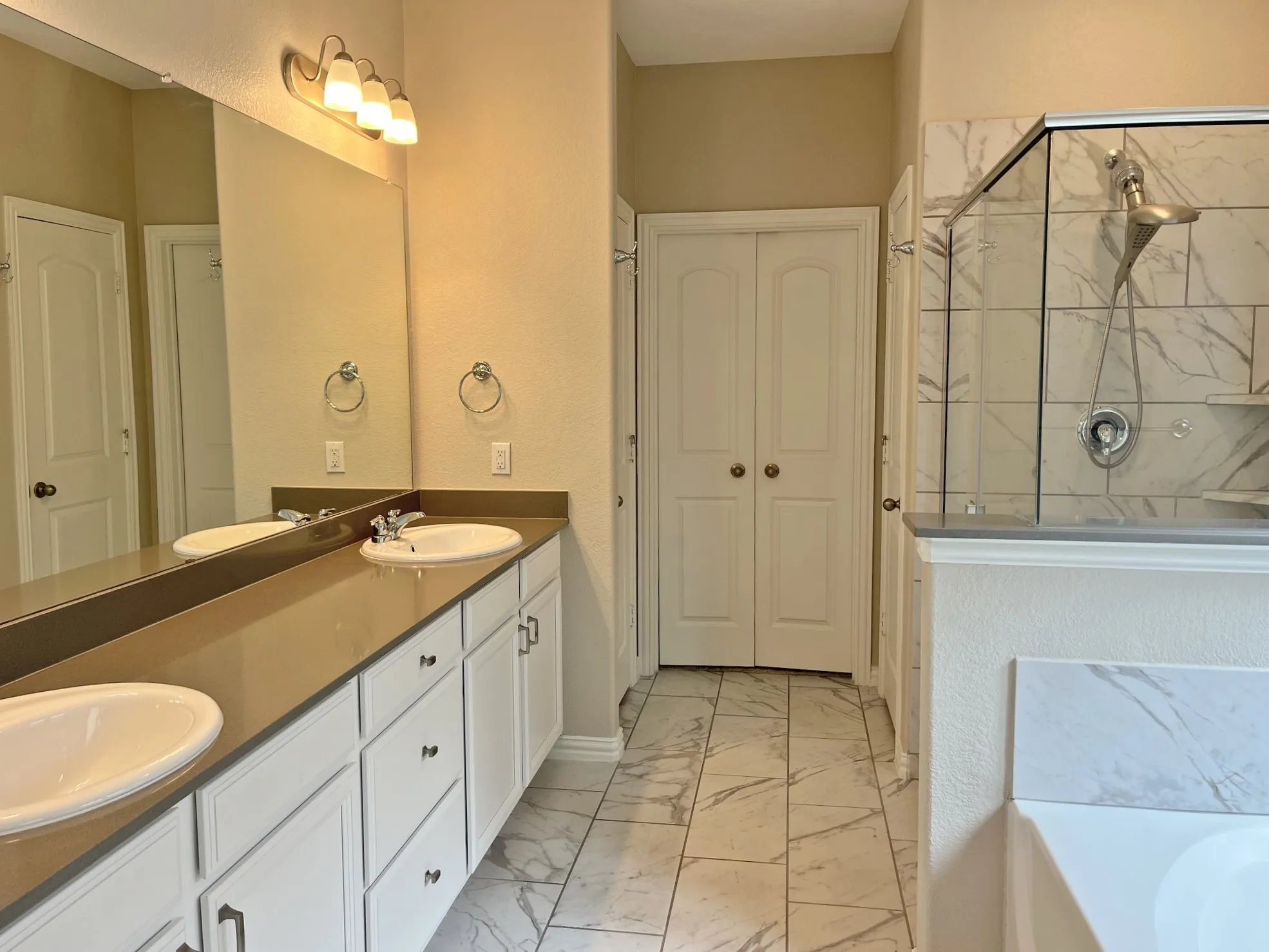 Single Family Residence For Sale in Denton County , 1117 Milfoil Drive, Justin, Texas 76247, 3 Bedroom, 3 Bathroom, 2 Garage spaces, 2,533 Sqft, built in 2022, mls#21401335, Real Estate Agent in Justin, Homes For Sale in Denton county, Homes For Sale in Justin, Realtor in Justin Texas, Real Estate Brokerage Independent Realty Texas, Luminita Cordes Realtor