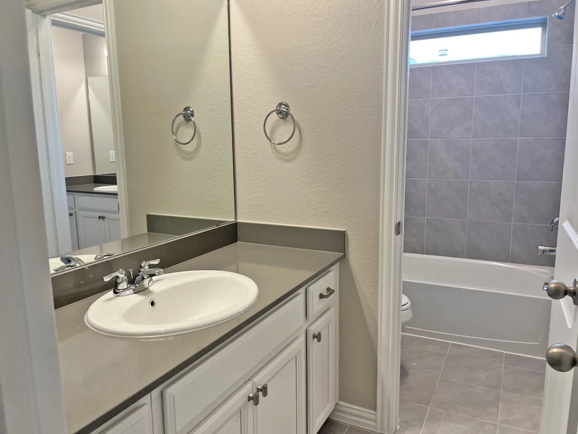 Single Family Residence For Sale in Denton County , 1117 Milfoil Drive, Justin, Texas 76247, 3 Bedroom, 3 Bathroom, 2 Garage spaces, 2,533 Sqft, built in 2022, mls#21401335, Real Estate Agent in Justin, Homes For Sale in Denton county, Homes For Sale in Justin, Realtor in Justin Texas, Real Estate Brokerage Independent Realty Texas, Luminita Cordes Realtor