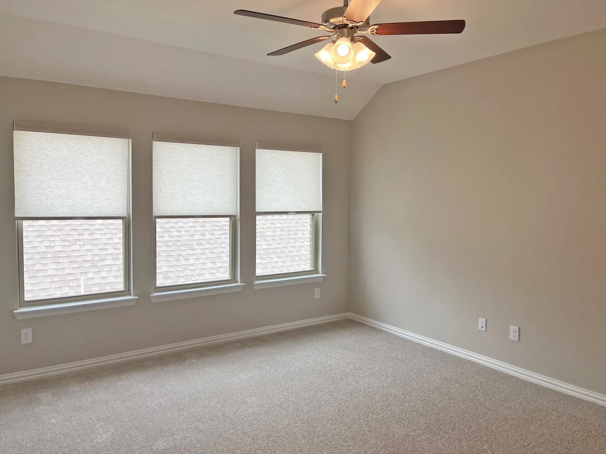 Single Family Residence For Sale in Denton County , 1117 Milfoil Drive, Justin, Texas 76247, 3 Bedroom, 3 Bathroom, 2 Garage spaces, 2,533 Sqft, built in 2022, mls#21401335, Real Estate Agent in Justin, Homes For Sale in Denton county, Homes For Sale in Justin, Realtor in Justin Texas, Real Estate Brokerage Independent Realty Texas, Luminita Cordes Realtor
