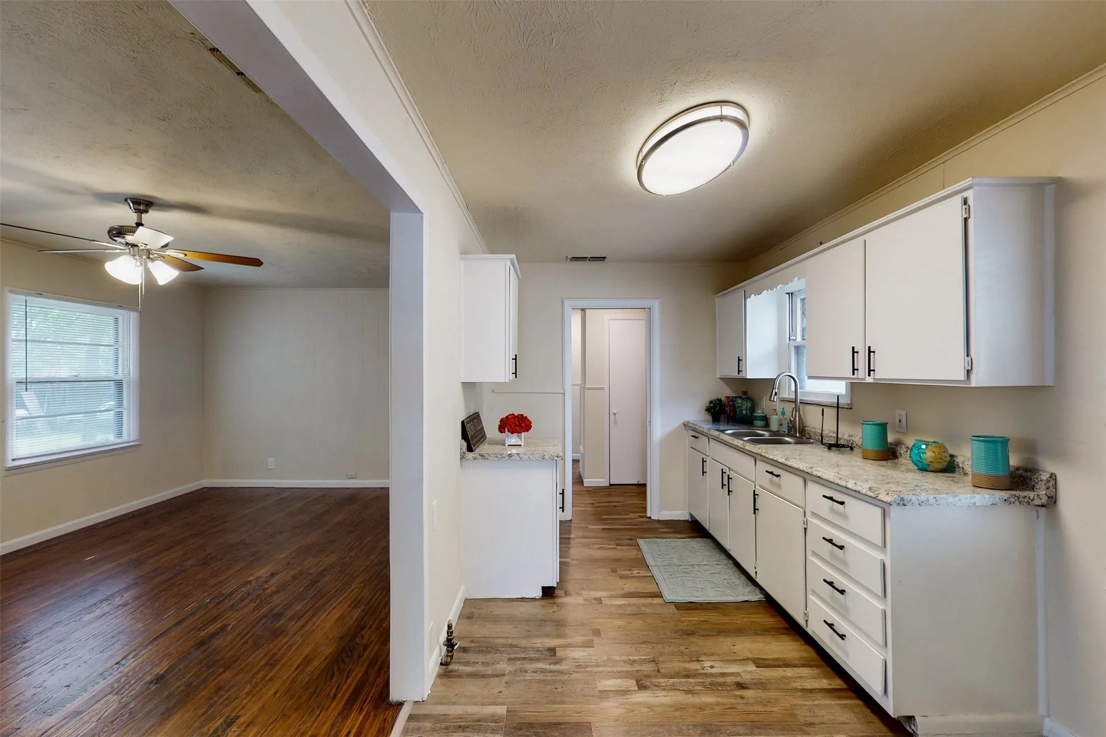 Duplex For Rent in Tarrant County , 4413 Vermont Avenue A, Fort Worth, Texas 76115, 3 Bedroom, 2 Bathroom, Garage spaces, 1,210 Sqft, built in 1952, mls#21402706, Real Estate Agent in Fort Worth, Homes For Rent in Tarrant county, Homes For Rent in Fort Worth, Realtor in Fort Worth Texas, Real Estate Brokerage Independent Realty Texas, Luminita Cordes Realtor