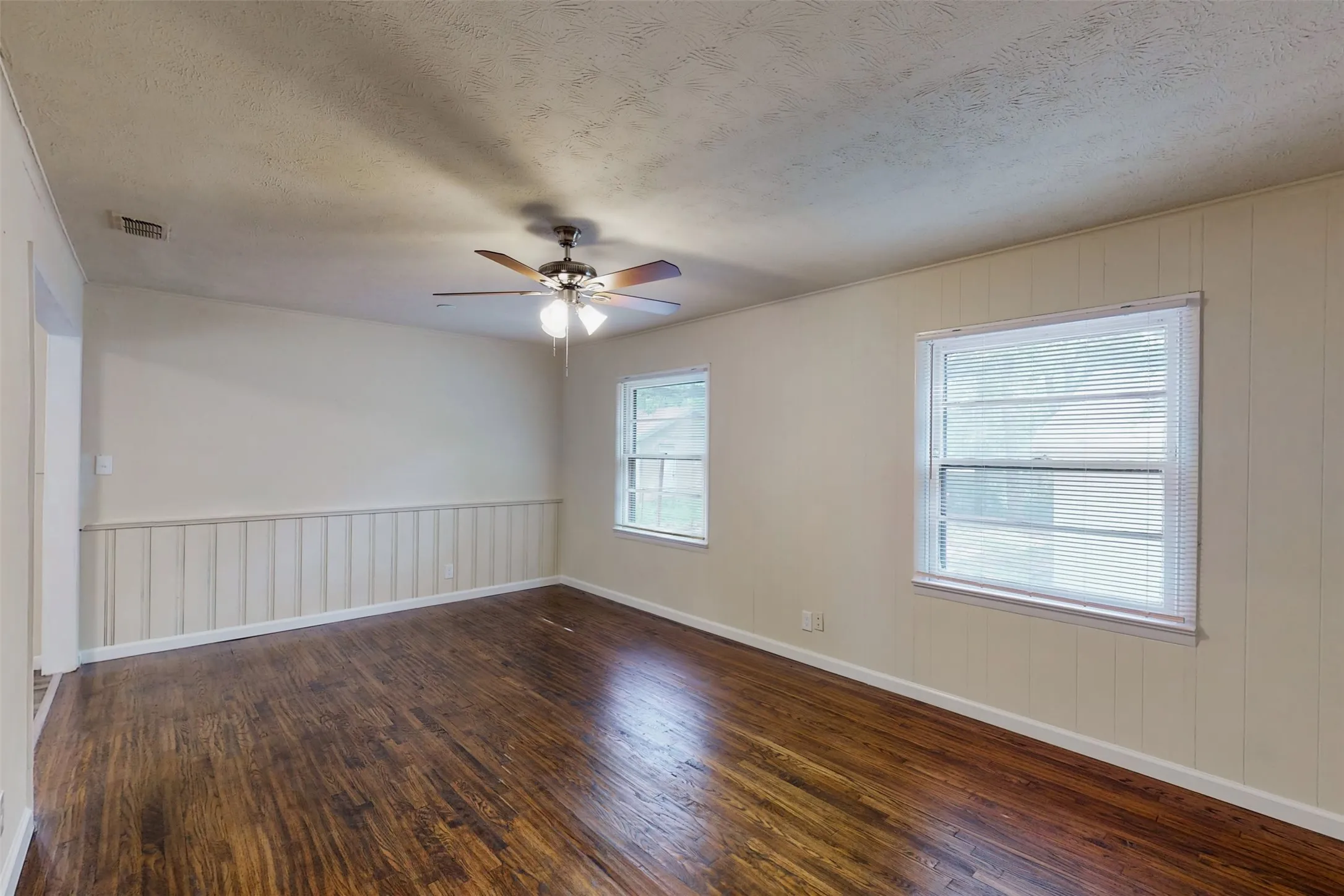 Duplex For Rent in Tarrant County , 4413 Vermont Avenue A, Fort Worth, Texas 76115, 3 Bedroom, 2 Bathroom, Garage spaces, 1,210 Sqft, built in 1952, mls#21402706, Real Estate Agent in Fort Worth, Homes For Rent in Tarrant county, Homes For Rent in Fort Worth, Realtor in Fort Worth Texas, Real Estate Brokerage Independent Realty Texas, Luminita Cordes Realtor