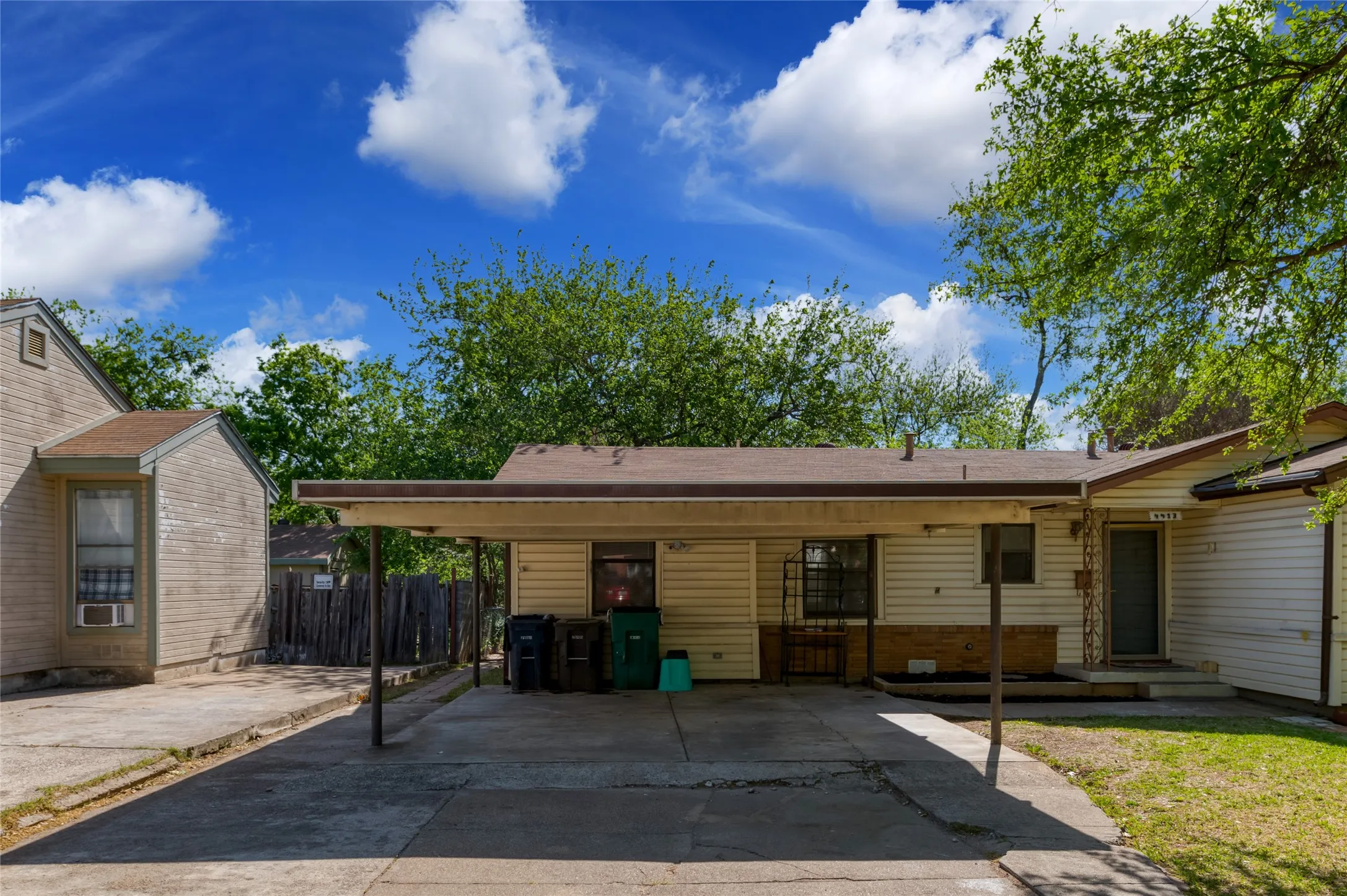 Duplex For Rent in Tarrant County , 4413 Vermont Avenue A, Fort Worth, Texas 76115, 3 Bedroom, 2 Bathroom, Garage spaces, 1,210 Sqft, built in 1952, mls#21402706, Real Estate Agent in Fort Worth, Homes For Rent in Tarrant county, Homes For Rent in Fort Worth, Realtor in Fort Worth Texas, Real Estate Brokerage Independent Realty Texas, Luminita Cordes Realtor