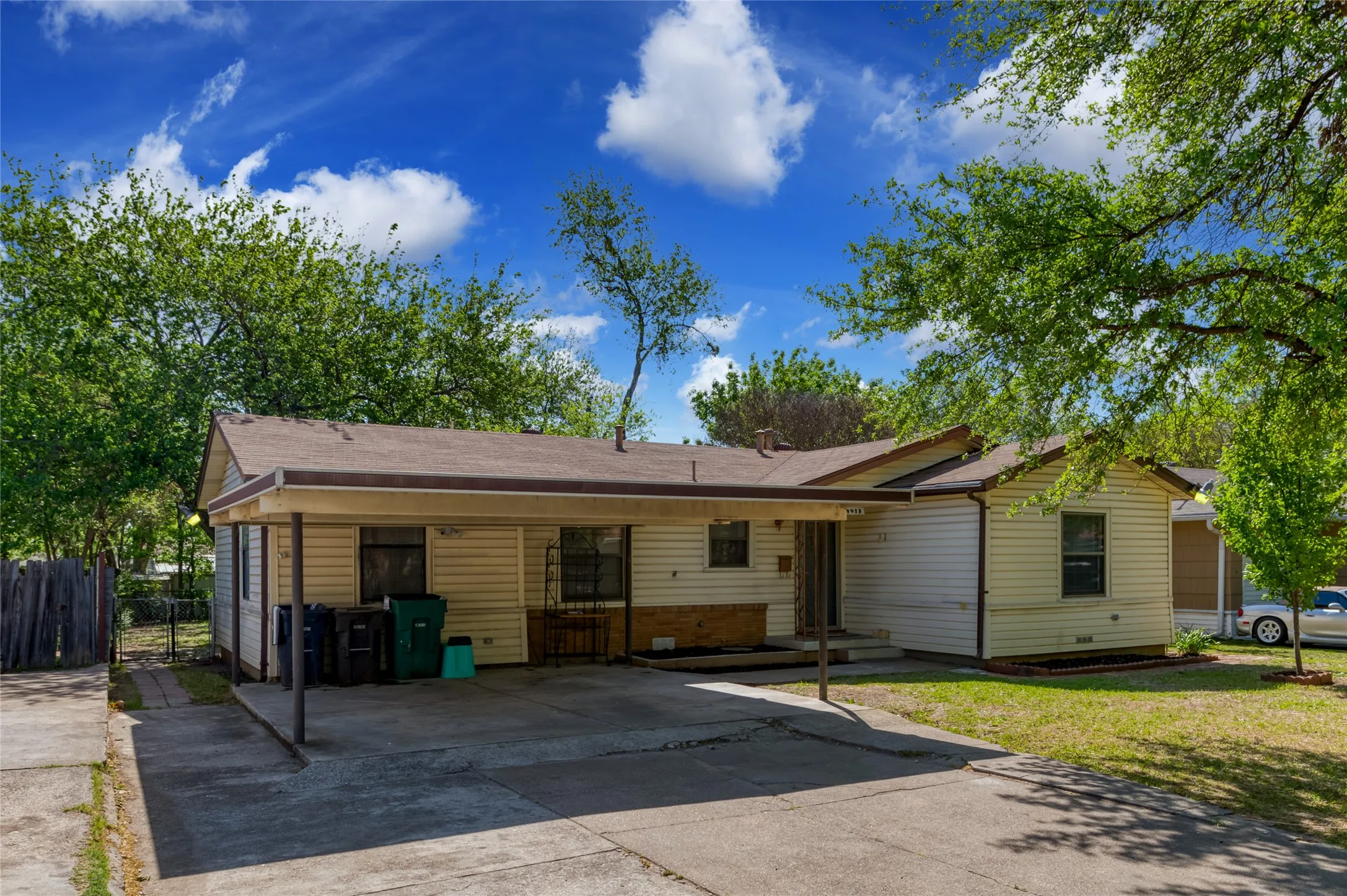 Duplex For Rent in Tarrant County , 4413 Vermont Avenue A, Fort Worth, Texas 76115, 3 Bedroom, 2 Bathroom, Garage spaces, 1,210 Sqft, built in 1952, mls#21402706, Real Estate Agent in Fort Worth, Homes For Rent in Tarrant county, Homes For Rent in Fort Worth, Realtor in Fort Worth Texas, Real Estate Brokerage Independent Realty Texas, Luminita Cordes Realtor